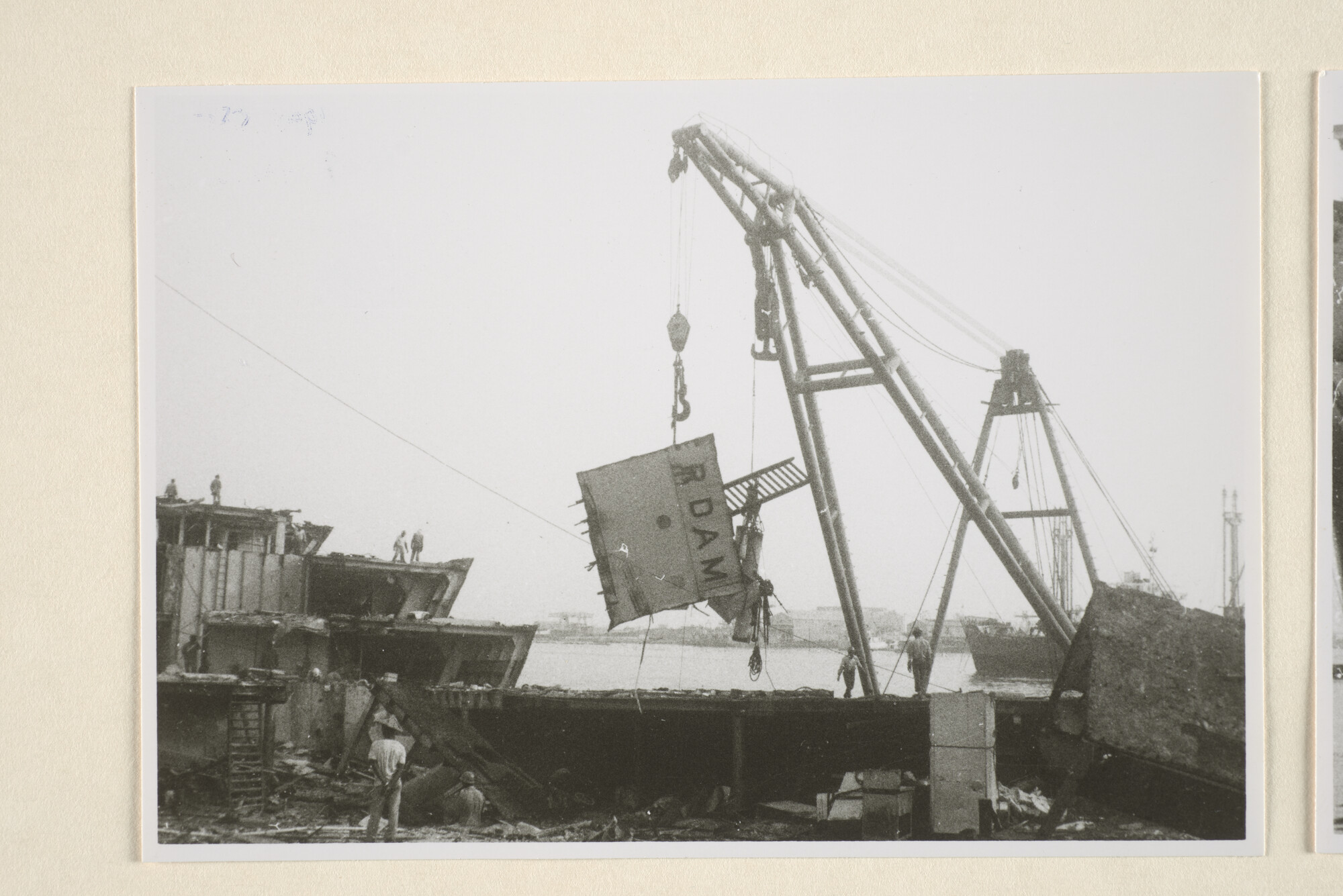 1995.5850; Reproductiefoto's van de sloop van het ss. 'Nieuw Amsterdam' van de HAL op de sloopwerf van Nan Fong Steel Enterprise Ltd; fotoreportage