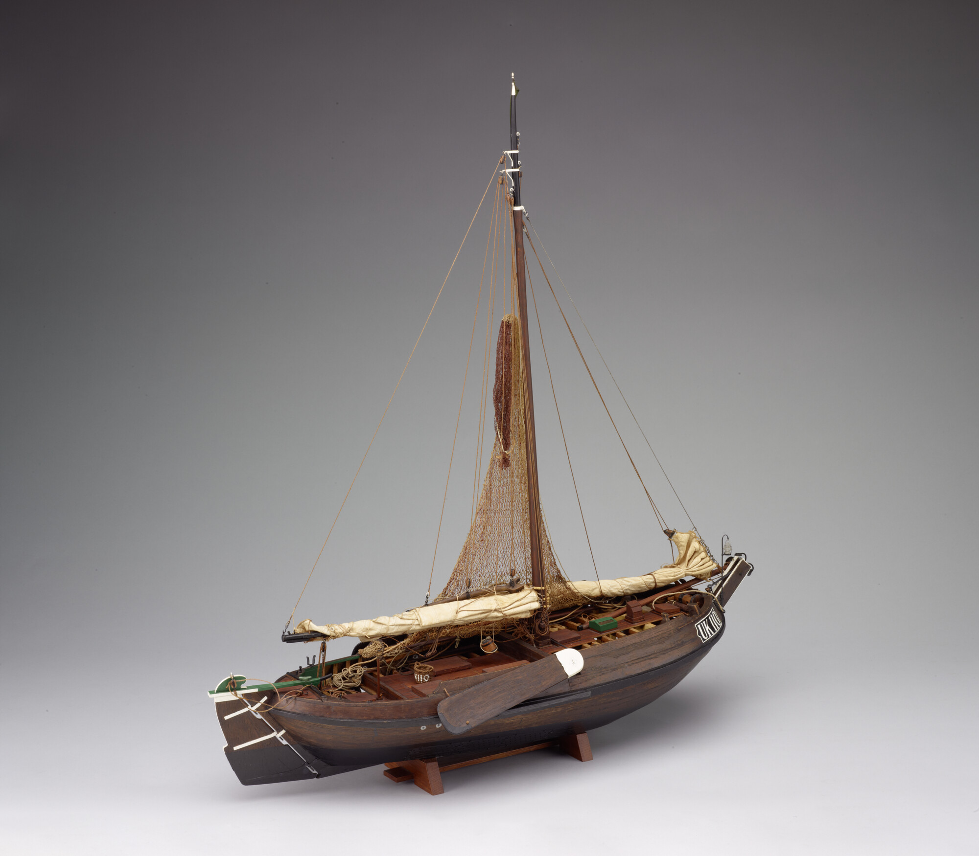 1999.0600; Model van de Noordzeeschokker UK 110; scheepsmodel