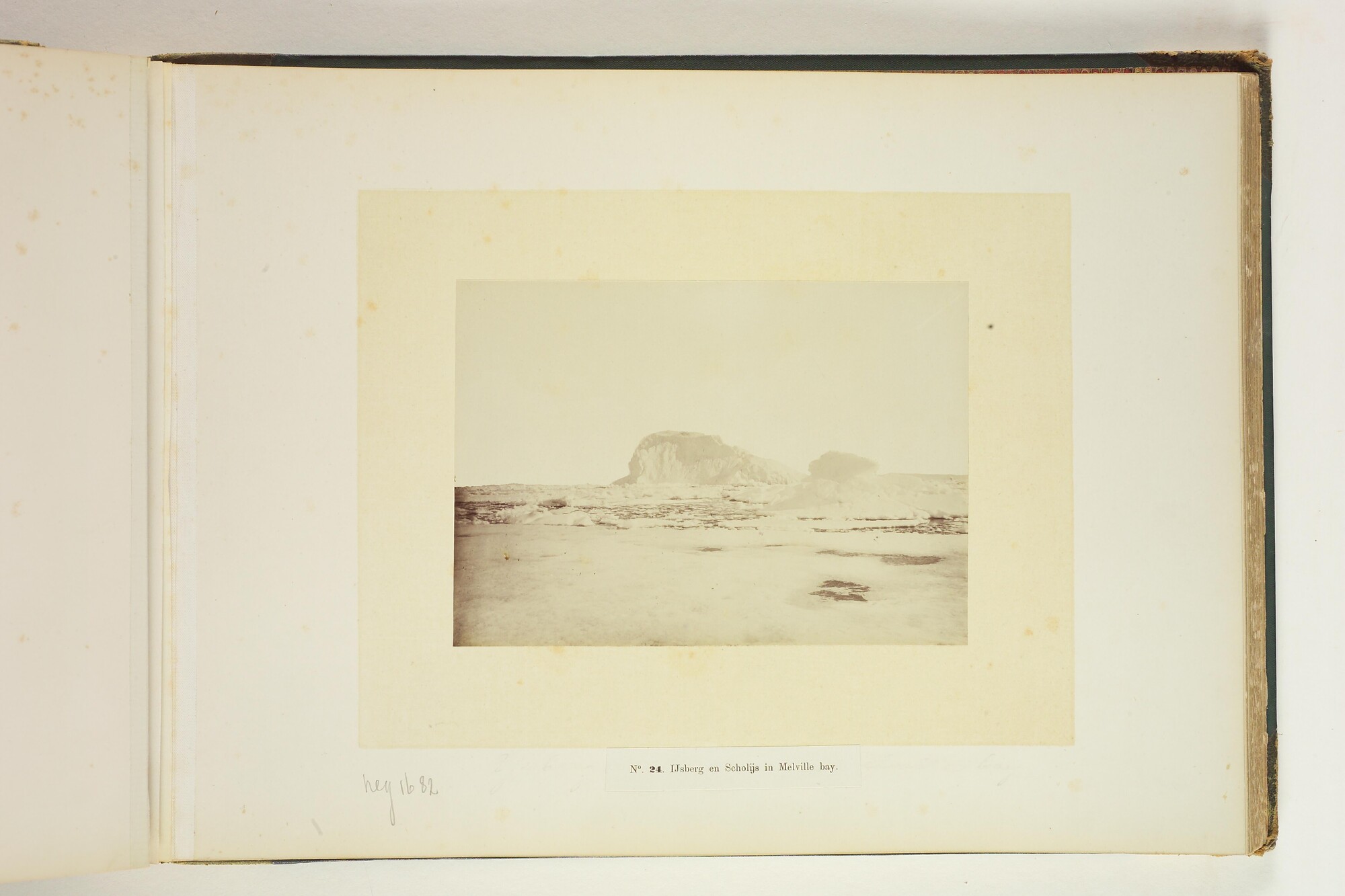 A.4325; Album met foto's van de noordpoolreis van de Pandora; fotoalbum