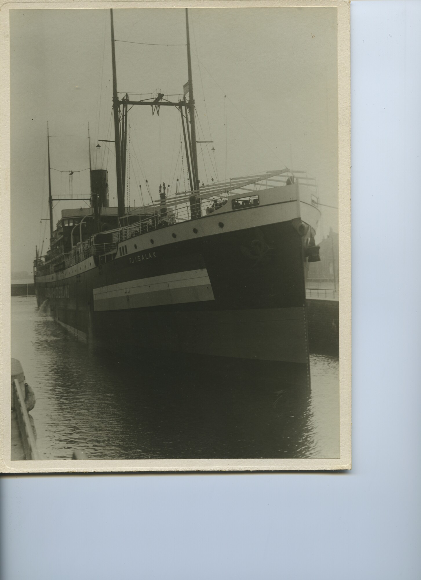 S.5444(0465)4; Foto van het vracht- en passagiersschip ss. Tjisalak; foto