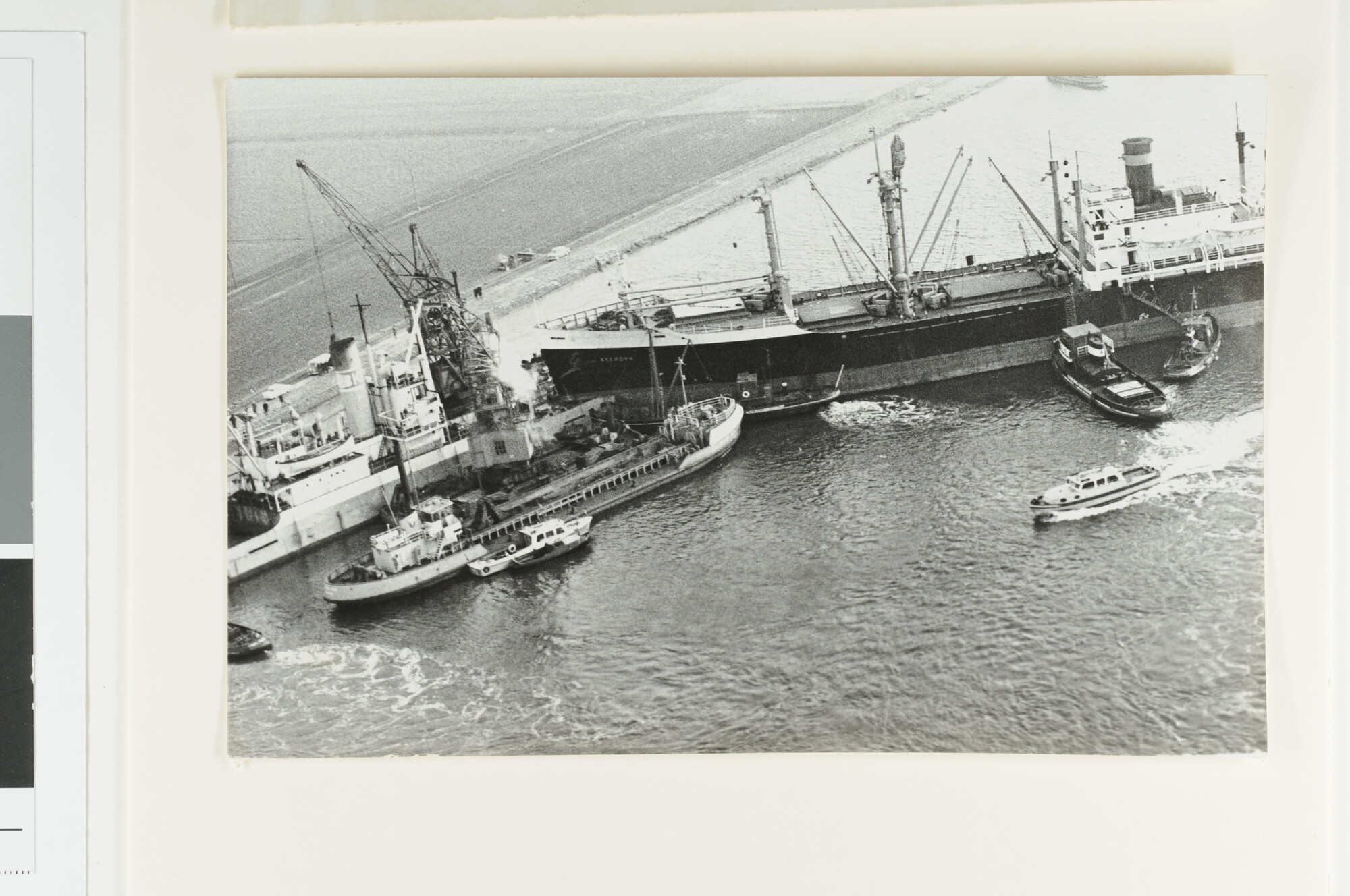 S.6408(0940); Luchtfotos van de aanvaring van het victoryschip ss. Averdijk (ex- [...]; luchtfoto