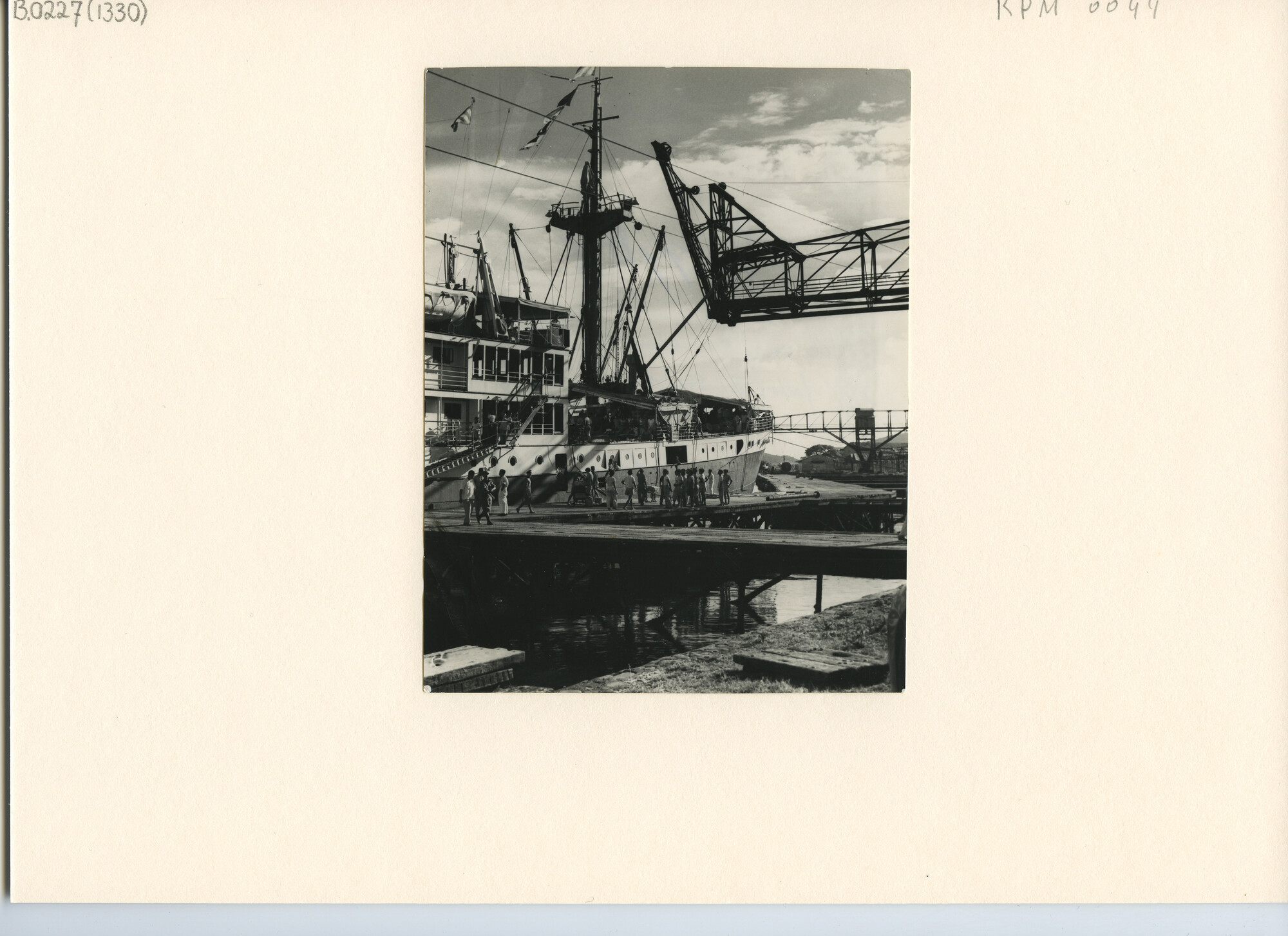 B.0227(1330); Foto van ms. Karaton ligt afgemeerd aan de steiger te Sabang; foto