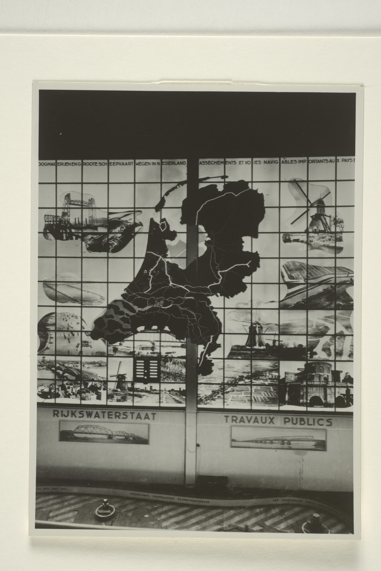 1998.1689; Foto's van de presentatie van de Nederlandse havens in het Paleis van Nederland op de 'Internationale Tentoonstelling' van Luik [...]; fotoreportage