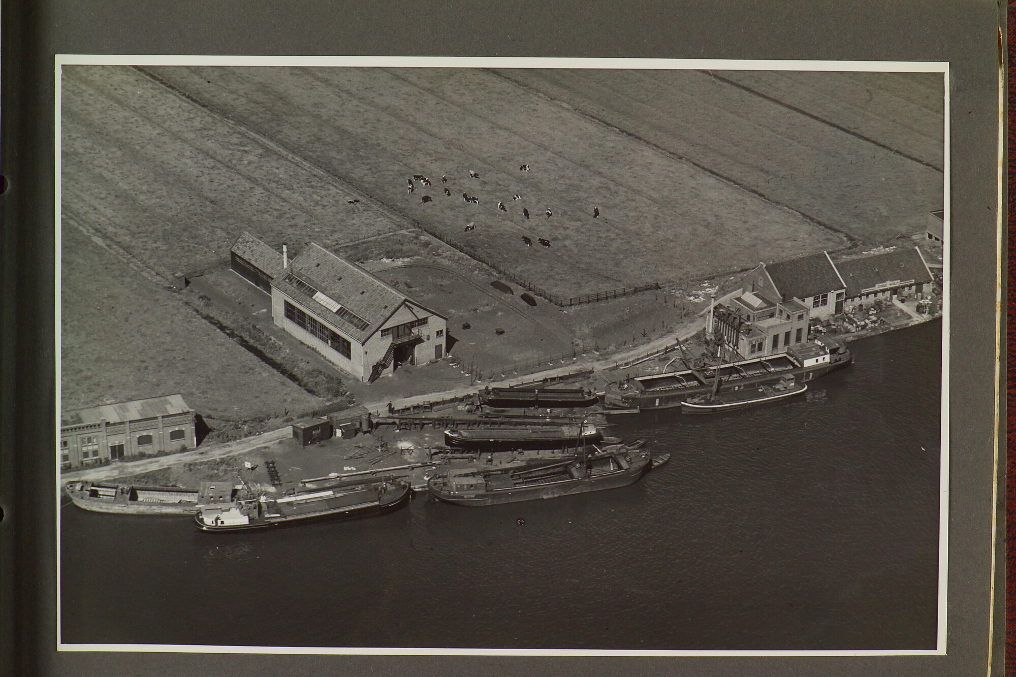 1989.0774; Album van dhr. Brandsma met onder andere luchtfoto's van de werf; fotoalbum