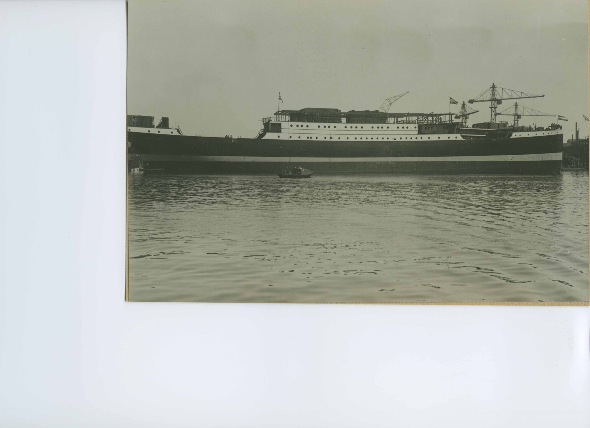 S.5444(0493)11; Foto van de tewaterlating van het passagiersschip ss. Van Rensselaer ; foto