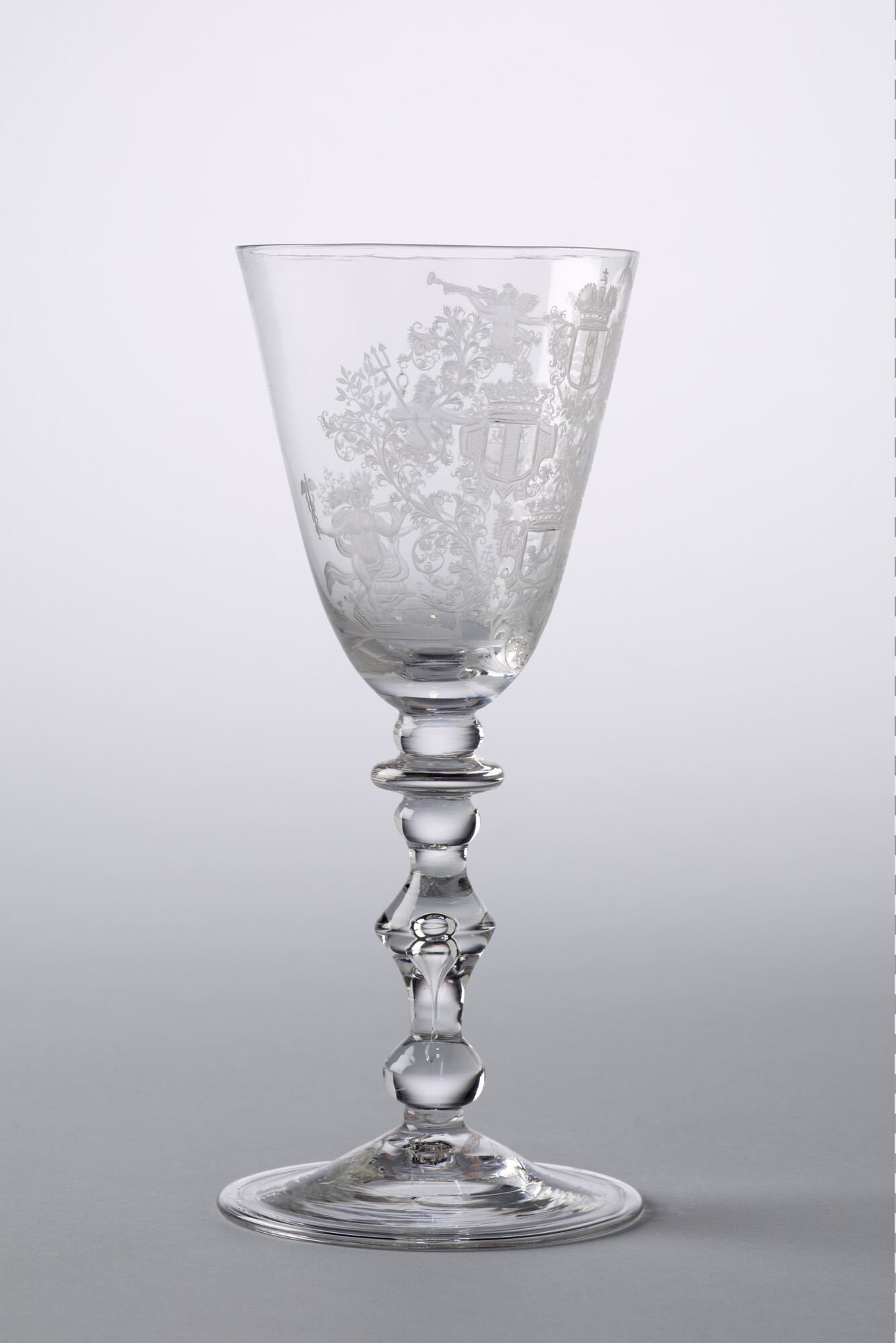 1990.0934; Dekselbokaal met de stadswapens van de zes kamers van de VOC; drinkglas