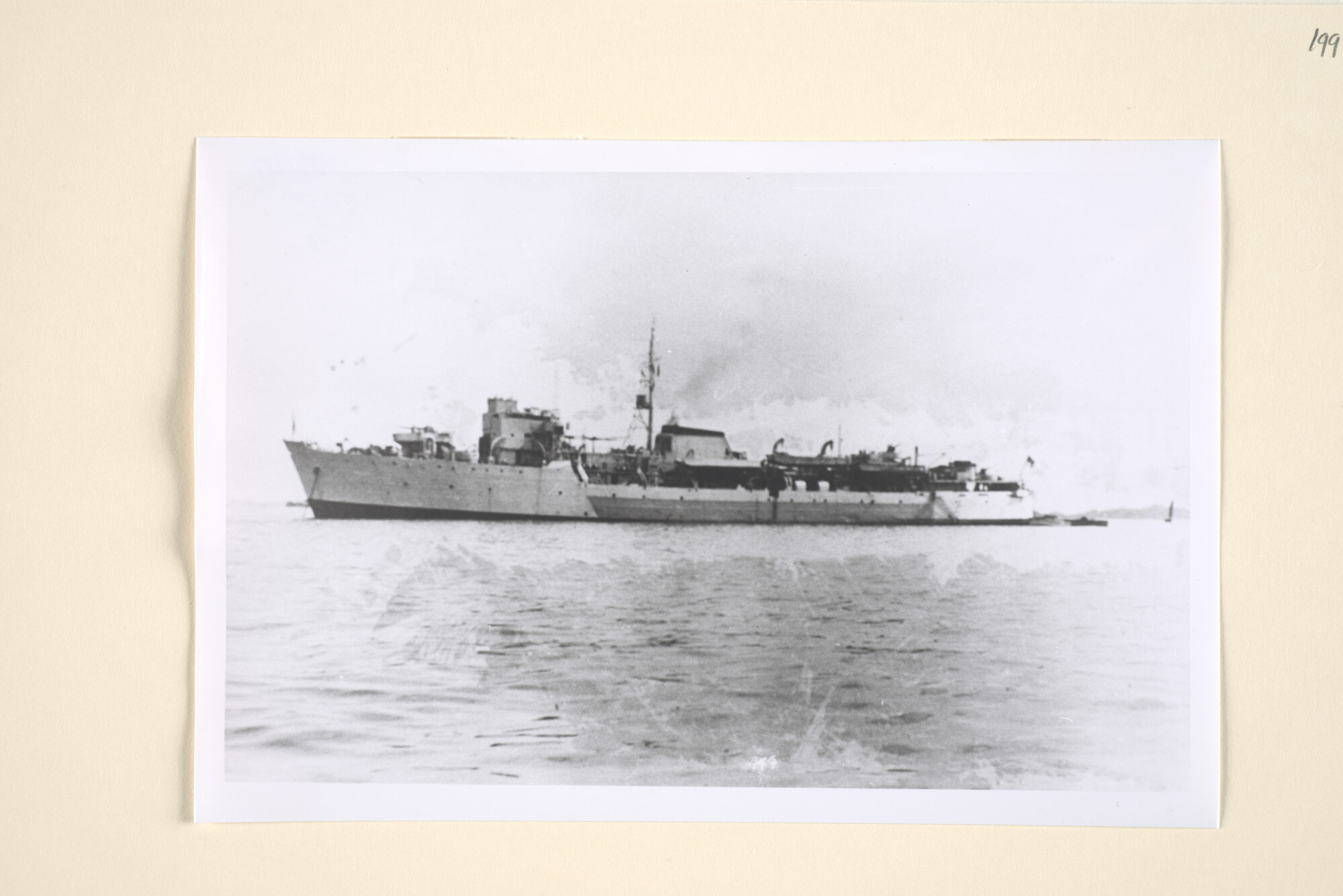 1996.0687; De tot Landing Ship Infantry (Medium) omgebouwde veerboot 'Koningin Emma' van de Stoomvaart Maatschappij Zeeland [...]; foto