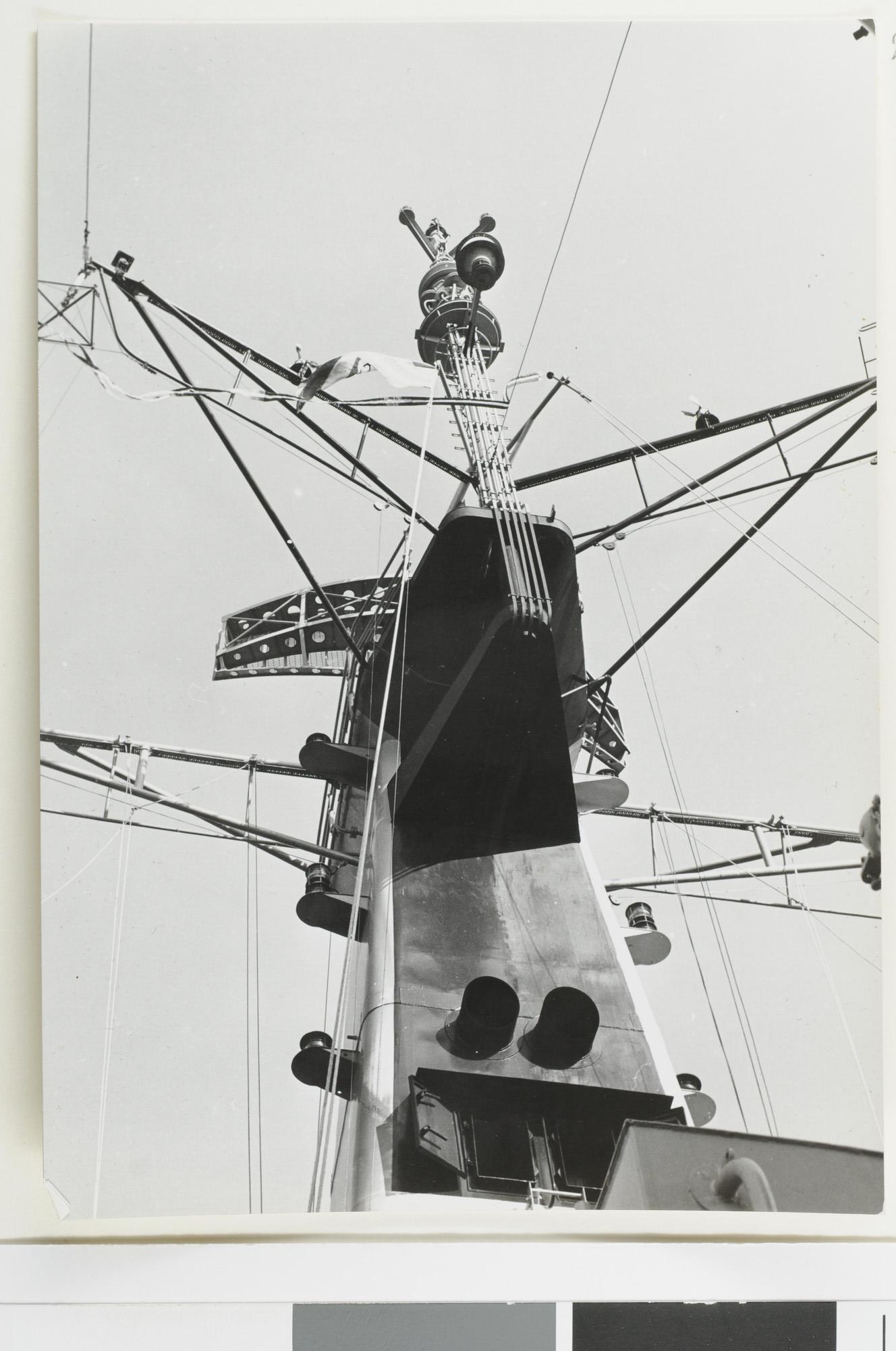1992.1705; Fotos van masten en radardomes van een fregat van de Van Speijk-klasse; fotoreportage