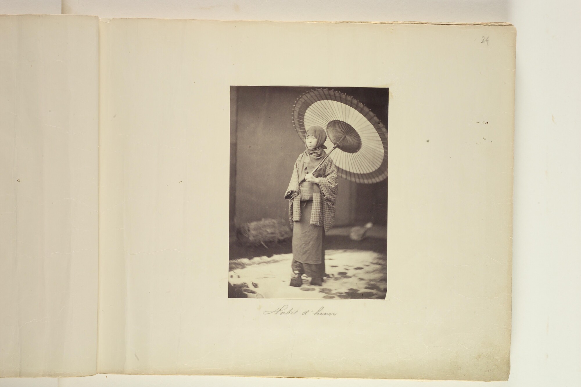S.3628(02); Album nr. 1 uit een serie van drie van de Nederlandse consul in Japan Dirk de Graeff van Polsbroek; fotoalbum