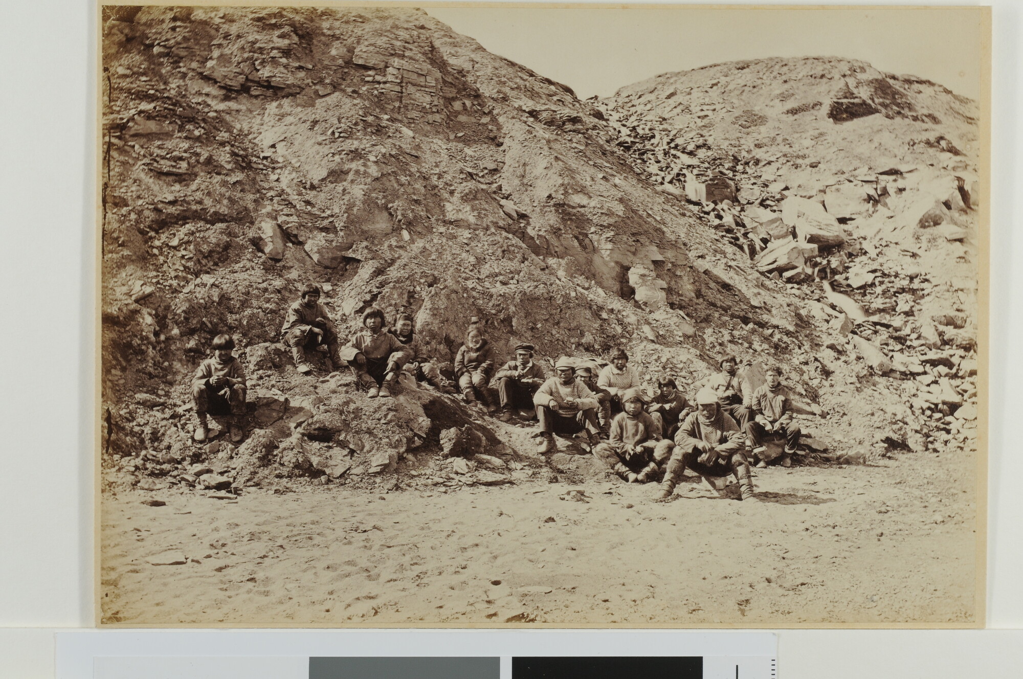 S.2956(04)08; Coal Seams in the Waigat Straits; foto