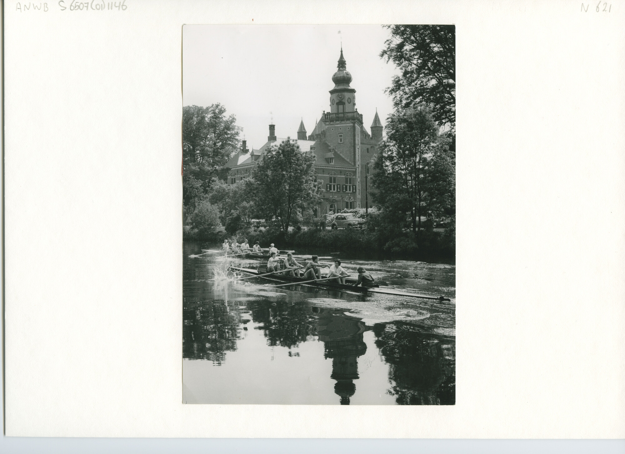 S.6507(01)1146; De vier-met-stuurman van Argo en van Naarden passeren kasteel Nijenrode [...]; foto