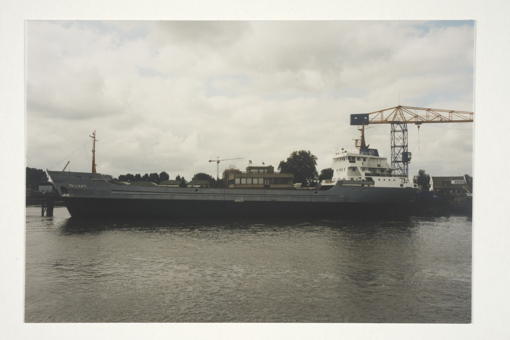 2000.0961; Kleurenfoto van het vrachtschip ms. 'Valiant' van Rederij Valiant (Beck's Scheepvaart Kantoor te Groningen) [...]; foto