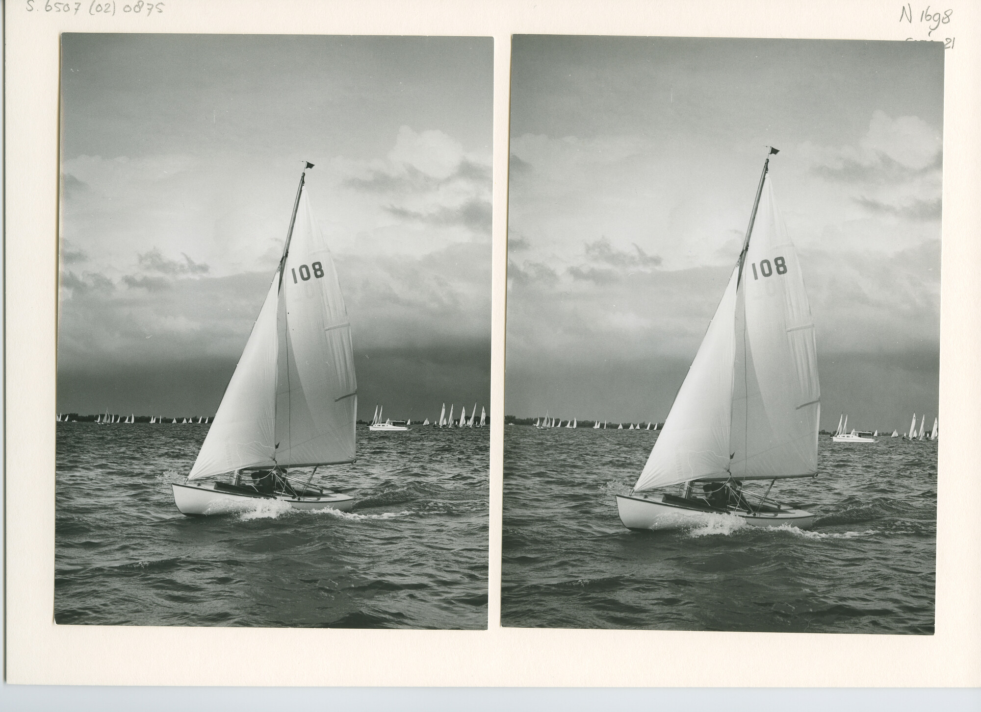 S.6507(02)0875.03; Zwart-wit foto van de Jeugdklasse op de Westeinderplassen en Kagerplassen; foto
