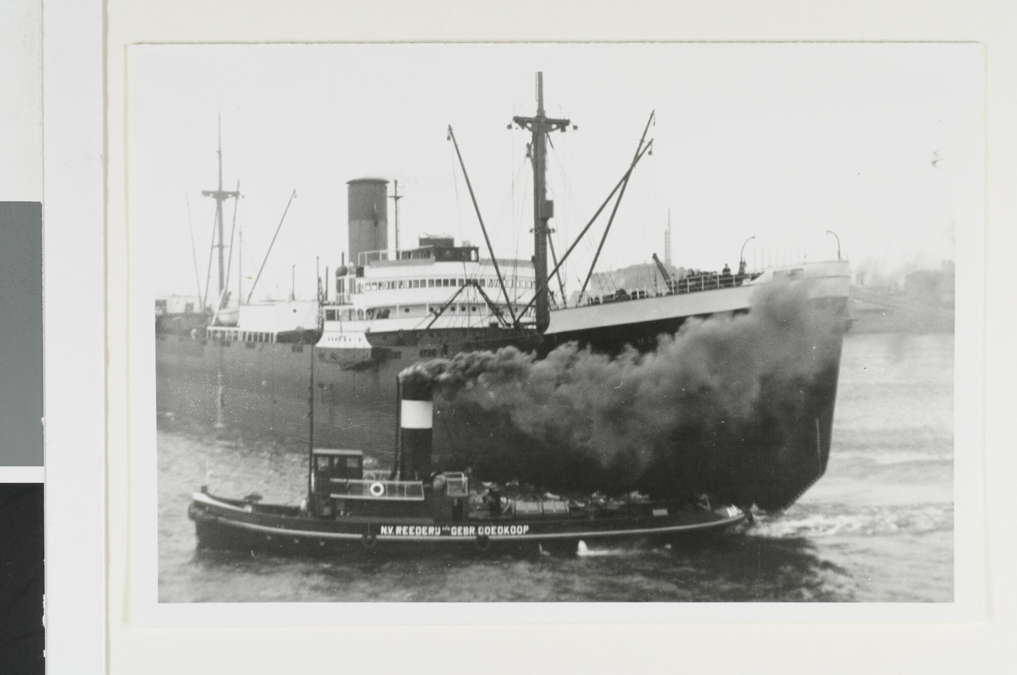 1993.1013; Het vrachtschip ms. 'Madoera' in de haven van Amsterdam, met assistentie van een havensleepboot van Rederij v/h Gebr. Goedkoop; foto