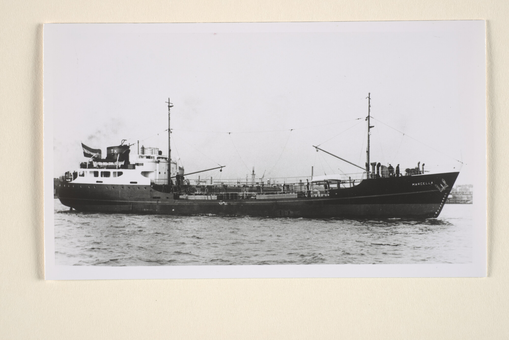 1996.2281; De kustvaarttanker ms. 'Marcella' van de Verenigde Tankkustvaart Maatschappij te Rotterdam, gebouwd in 1948 bij 'De Noord' te Alblasserdam [...]; foto