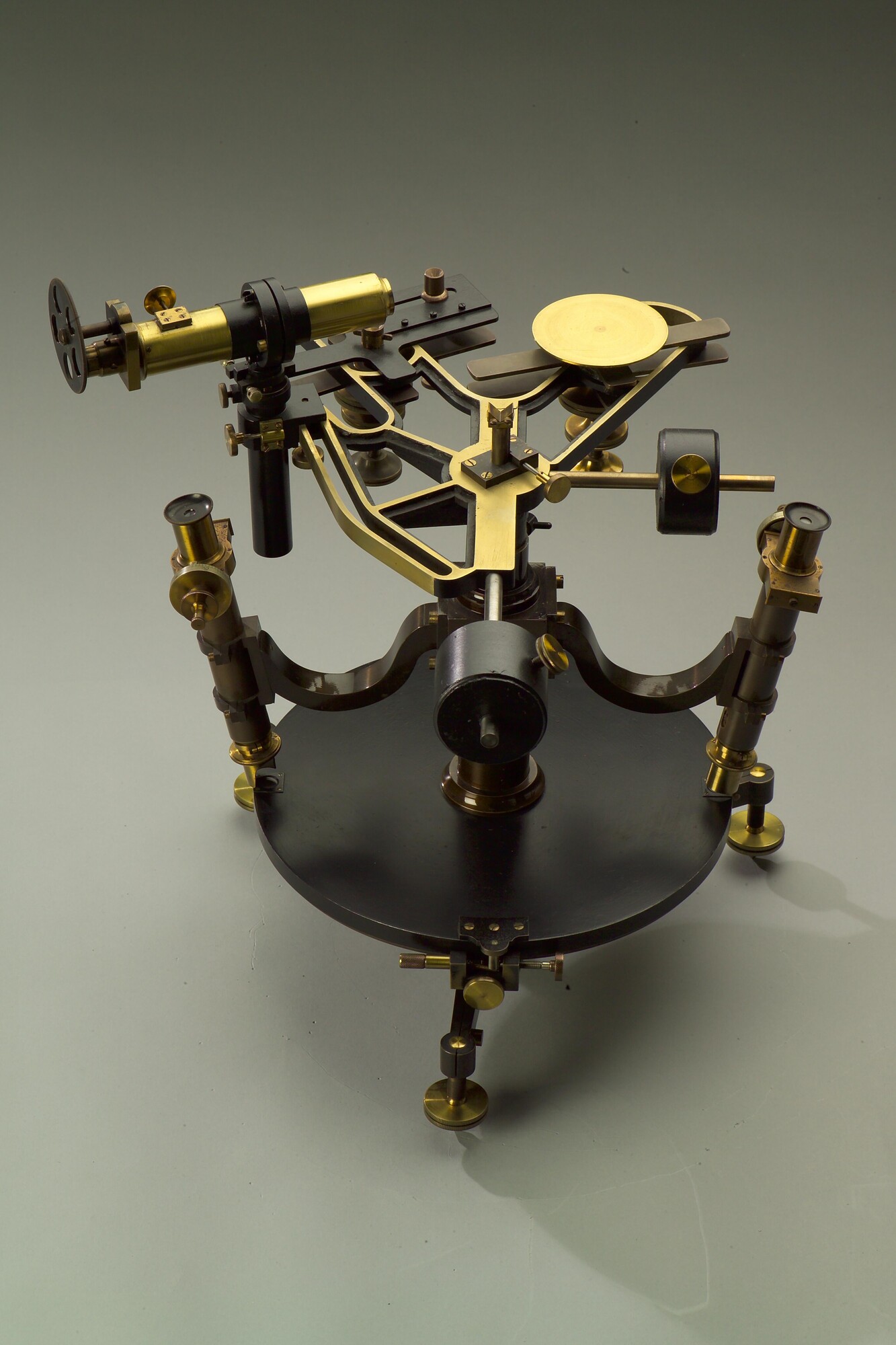 RB.0748(25); Collimator voor de keur van sextanten, met bijbehorende tafel; collimator