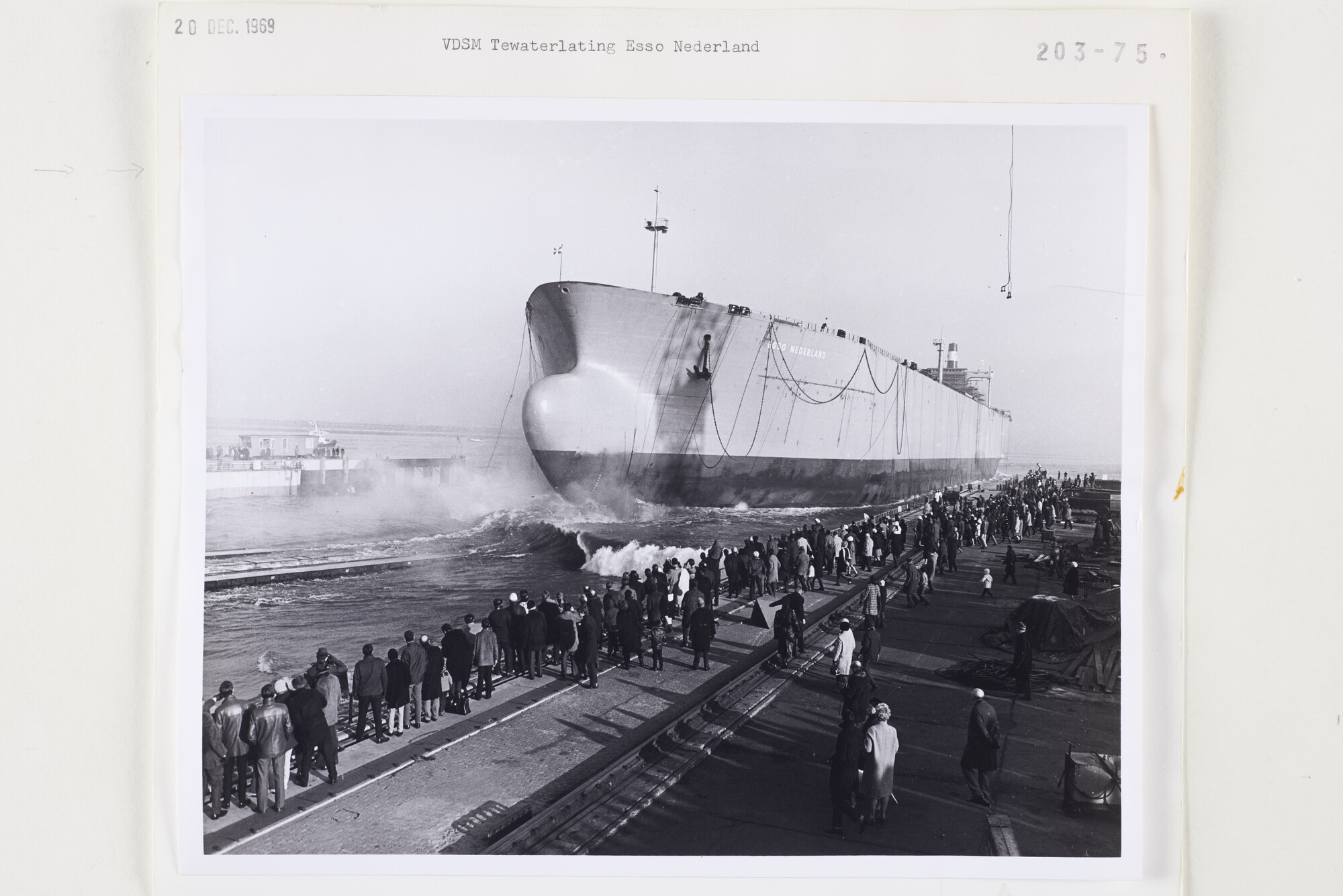 S.5444(5082)13; Foto van de tewaterlating van de mammoettanker Esso Nederland bij de VDSM; foto