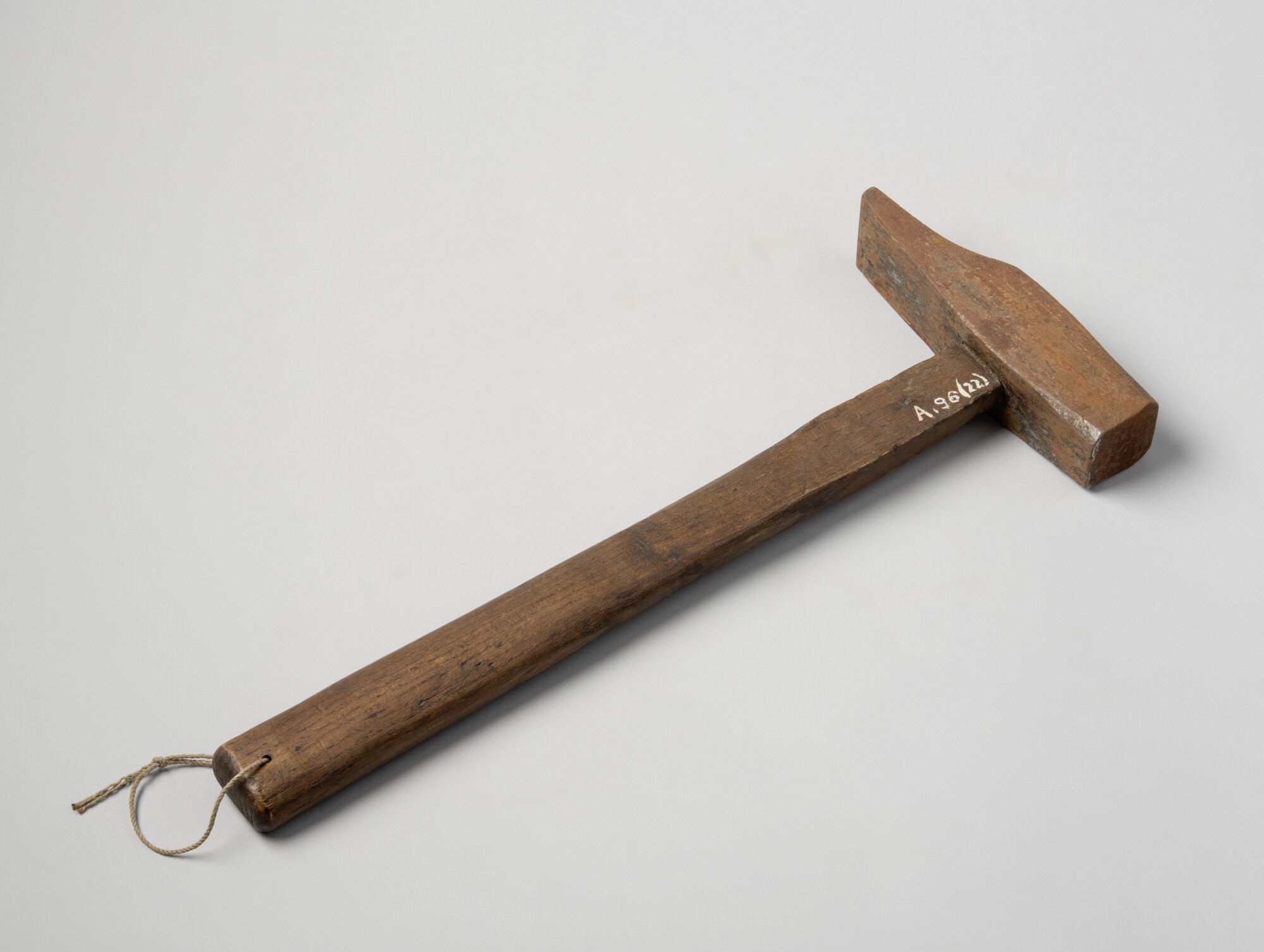 A.0096(22); Hamer met houten steel; hamer (gereedschap)