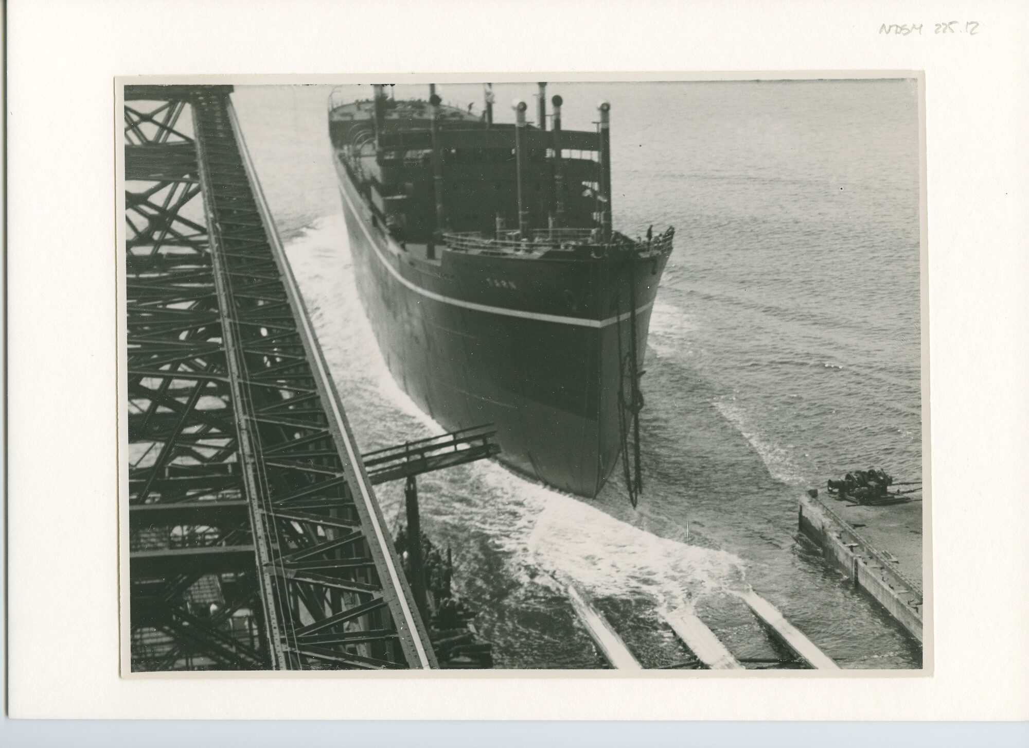 S.5444(1029)13; Foto van de tewaterlating van het vrachtschip ms. Tarn; foto