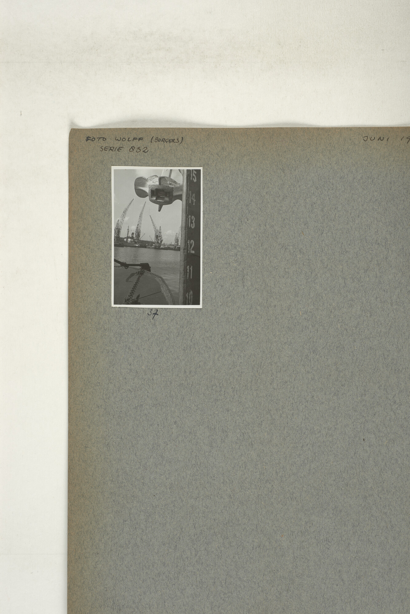 1998.2182; Omslag (voorheen ordner) met een grote hoeveelheid proef foto's van de haven en de stad van Amsterdam; omslag