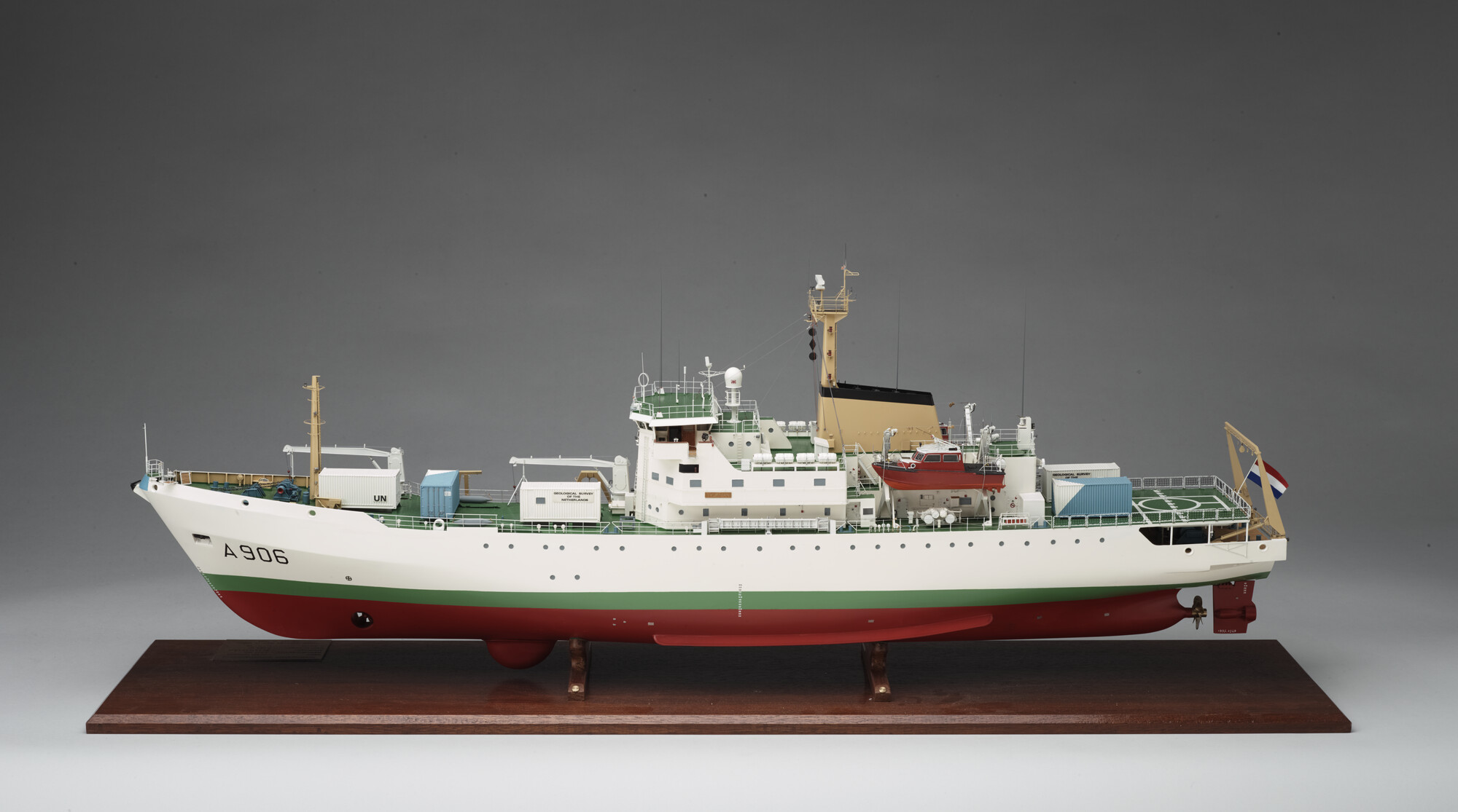 1999.0928; Model van het oceanografisch onderzoeksvaartuig Hr.Ms. Tydeman; scheepsmodel