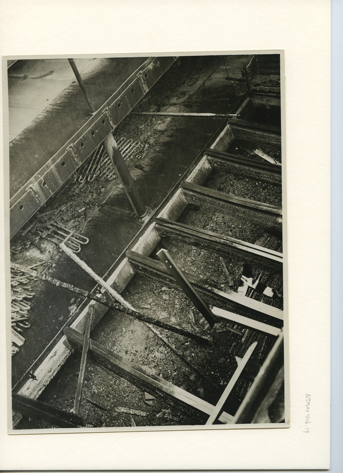 S.5444(0954)4; Foto van een brand a/b/ het Noorse vrachtschip ms. Moldanger tijdens de afbouw; foto