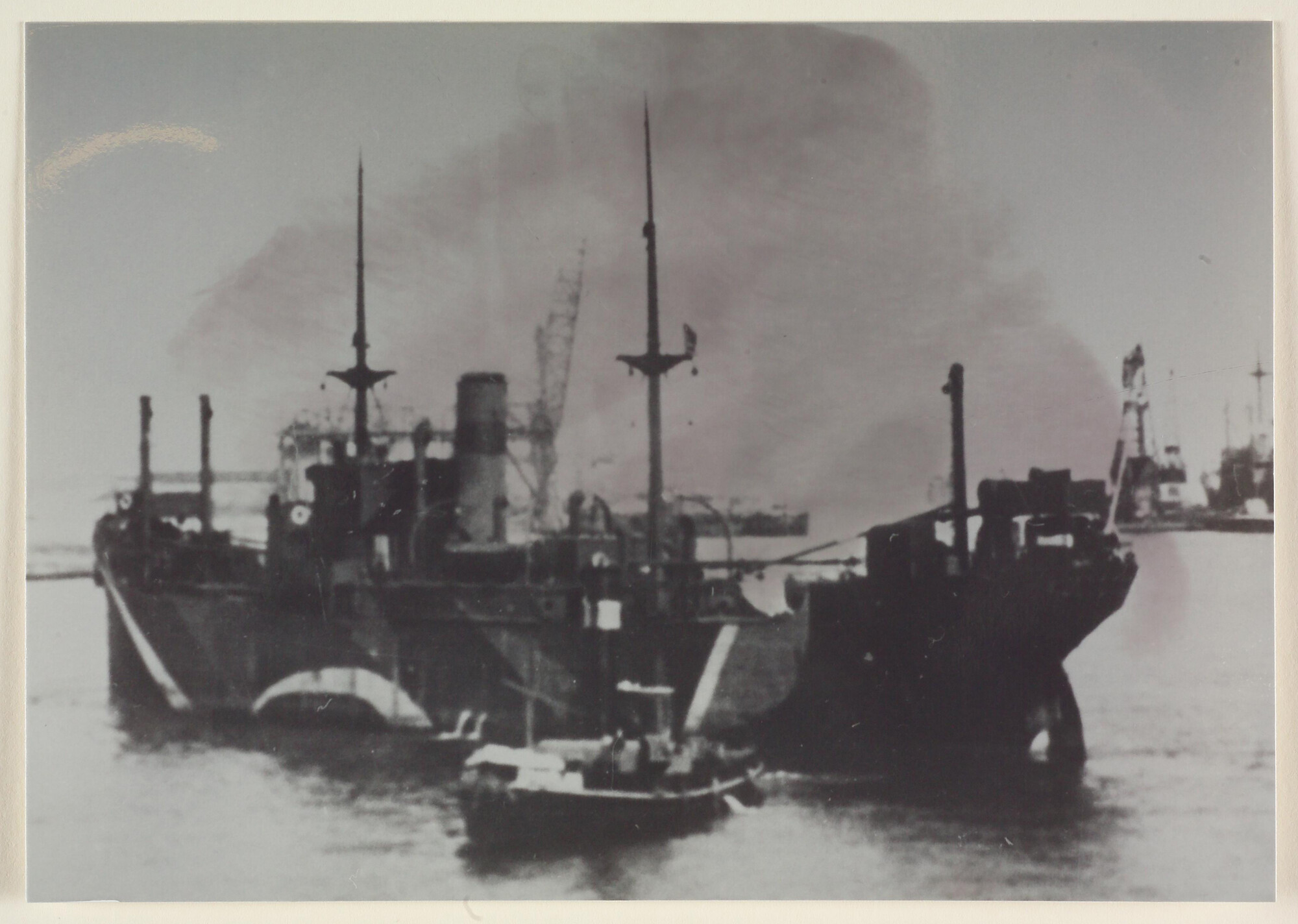 1996.0943; Reproductiefoto van het vrachtschip ss. Theano in Duitse dienst, geschilderd in camouflage-kleuren; foto