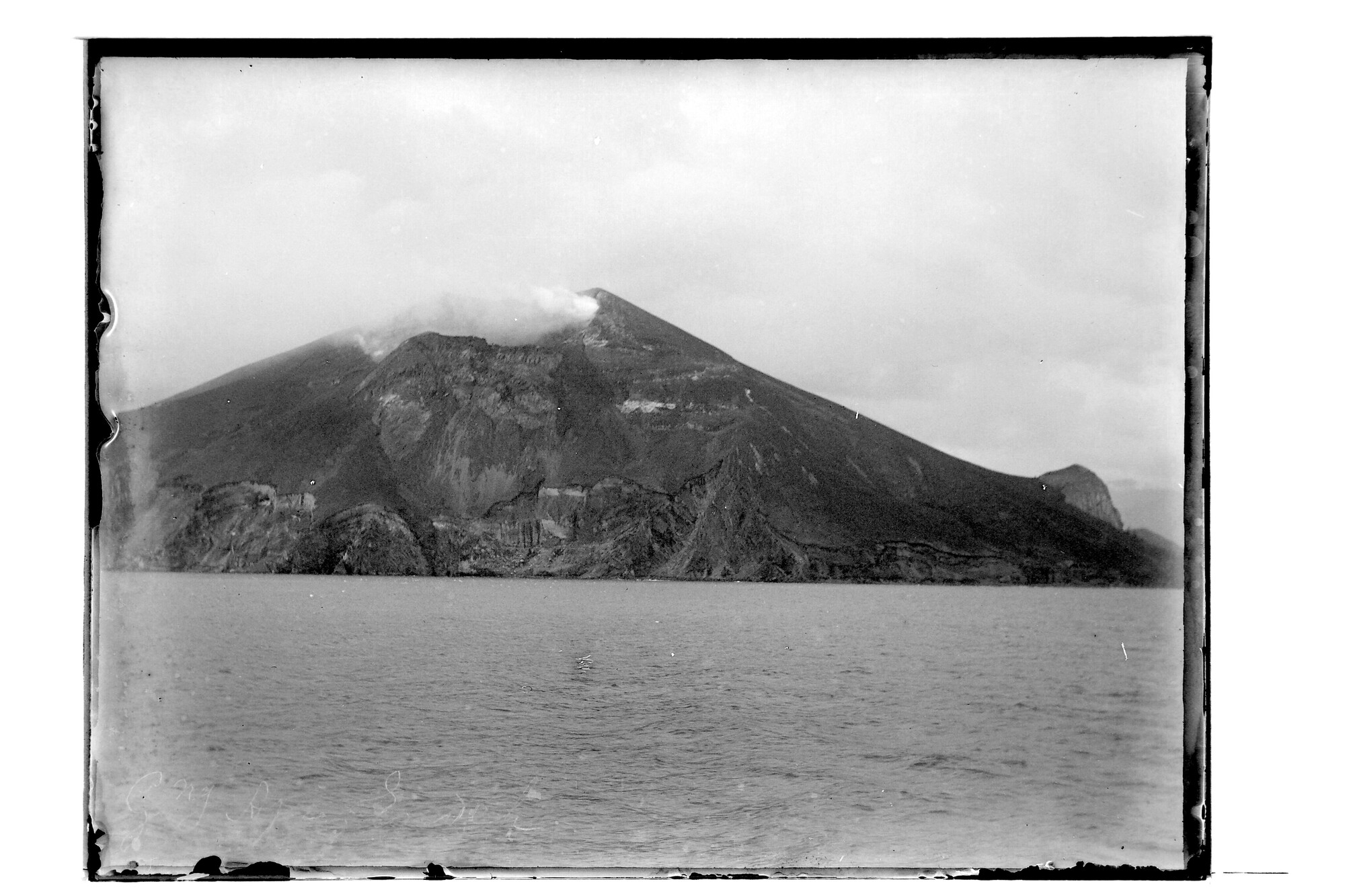 S.3319(084)a; De vulkaan Goenoeng-Api op het eiland Flores; negatief