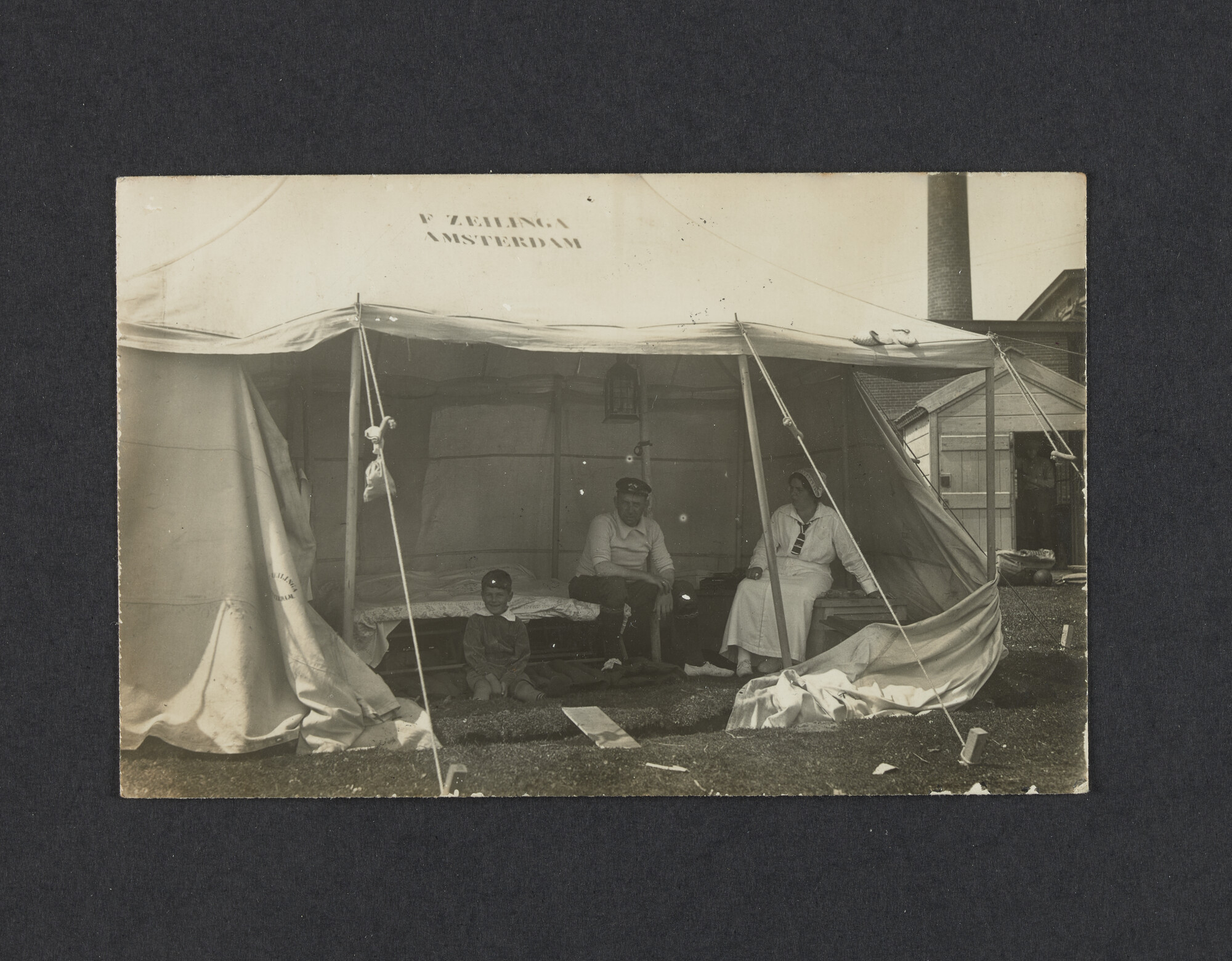 2022.0002; Zwart-wit foto van het gezin Tjebbes tijdens het eerste waterkamp voor jongens in Langweer (De Friese Meren) in 1915; foto