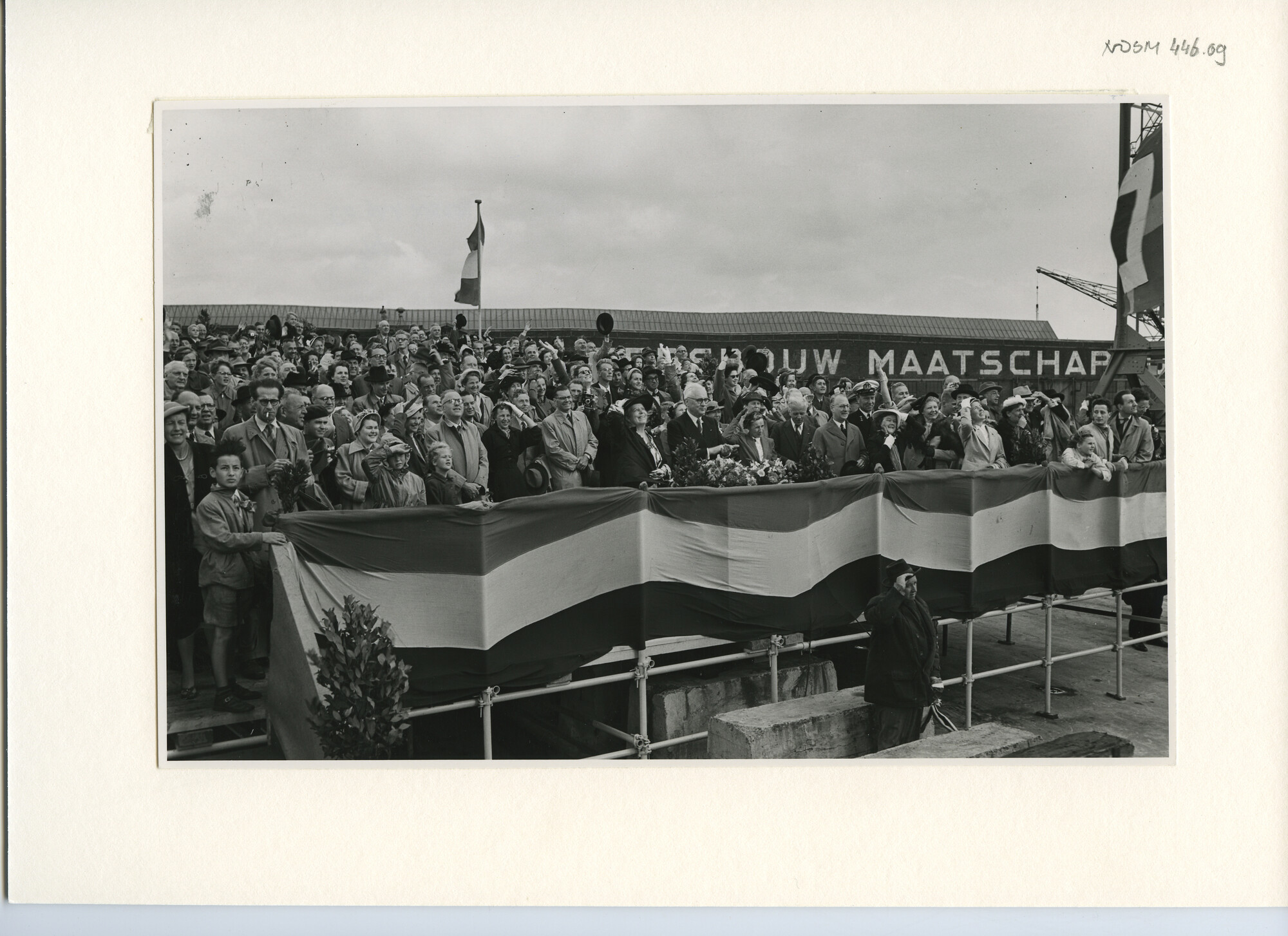 S.5444(2257)3; Foto van de tewaterlating van het vrachtschip ms. Bawean bij de NDSM; foto