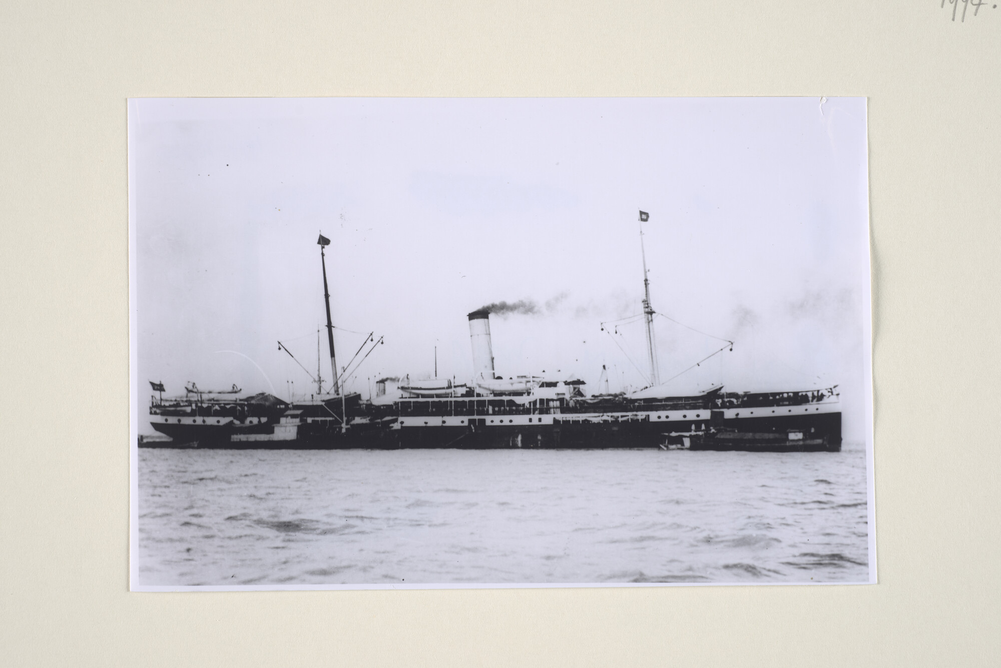 1994.1872; Het ss. Van Riemsdijk op een rede voor anker in Azië; foto