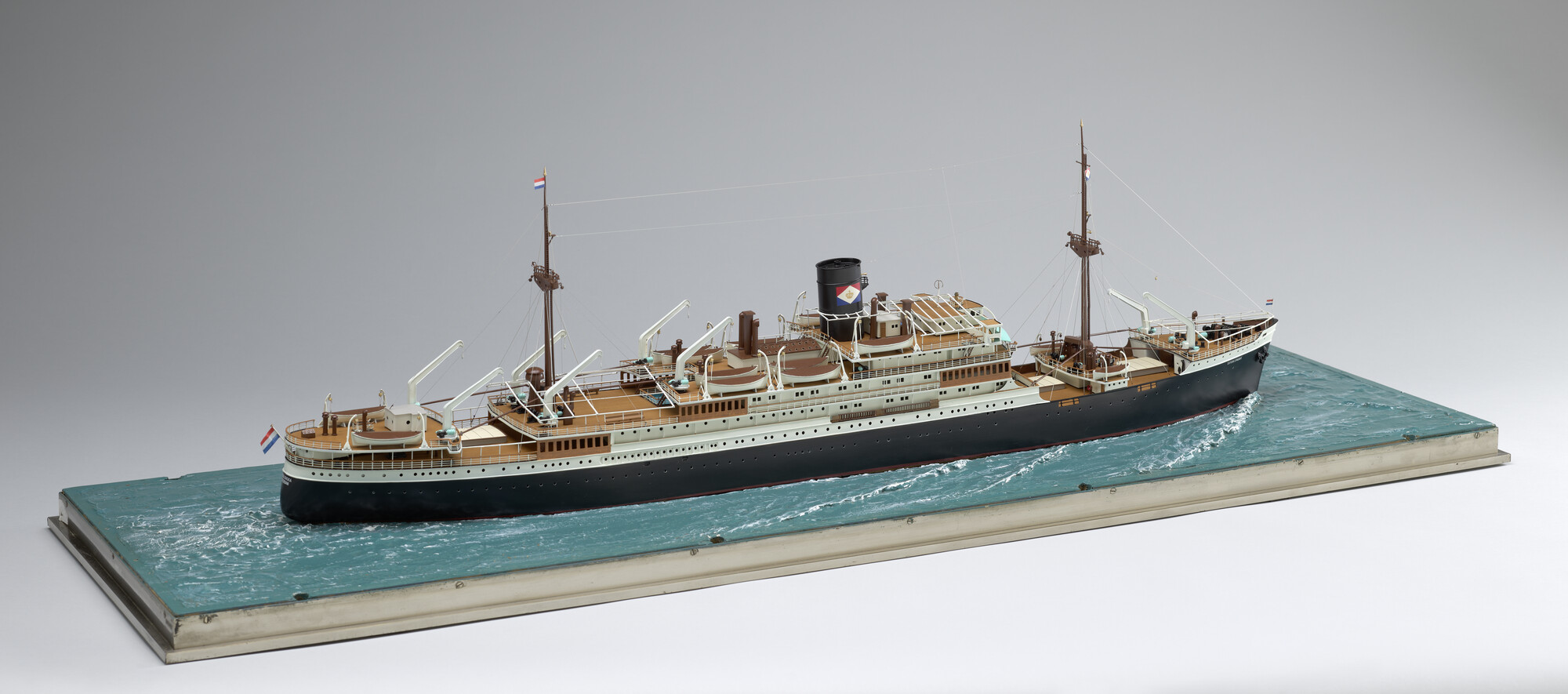 2008.0248; Waterlijnmodel van het ms. Tjitjalengka van de KJCPL; scheepsmodel
