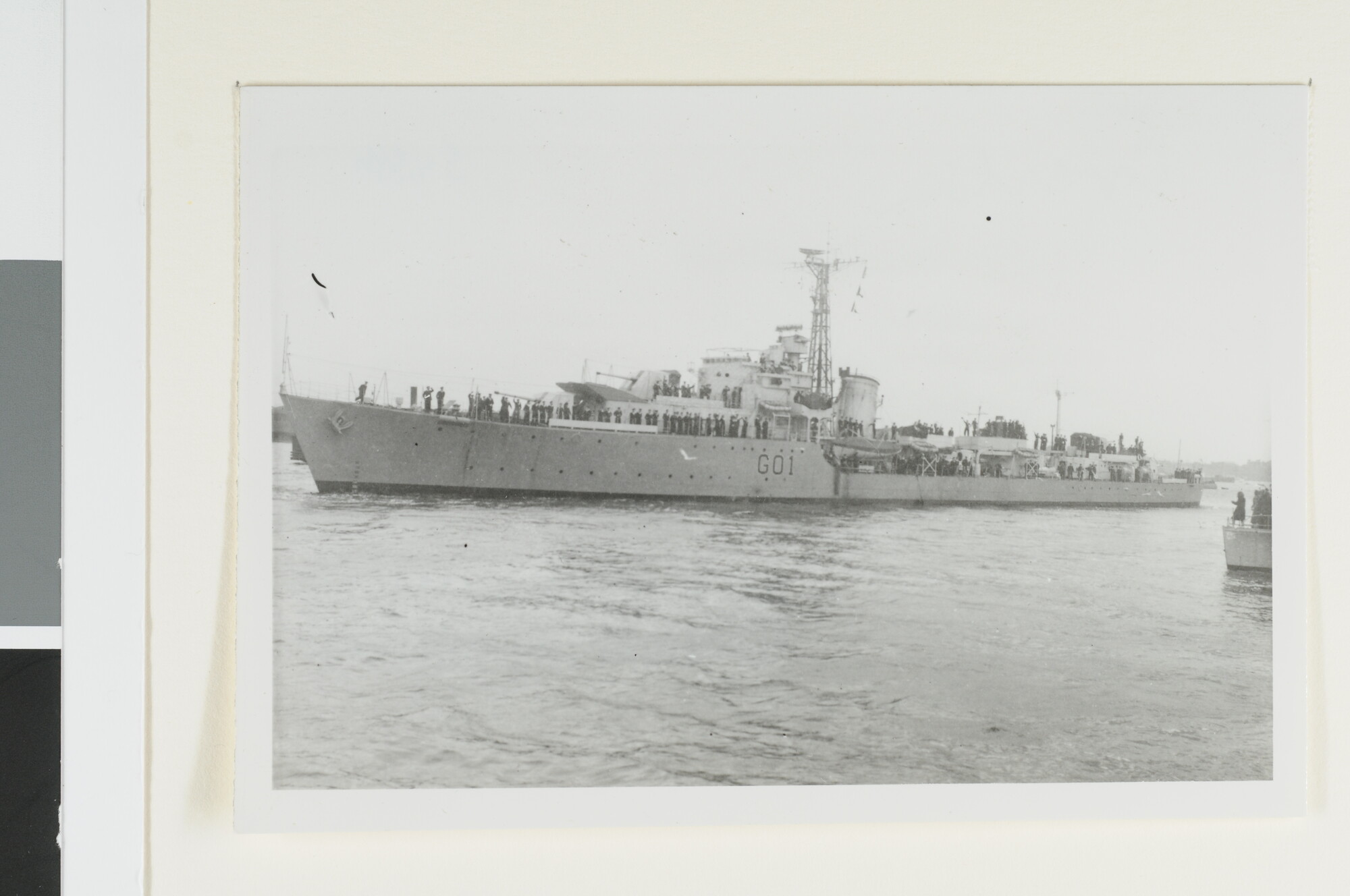 S.4380(04)366; De torpedobootjager (later fregat) Hr.Ms. Evertsen (voorzien met het Britse naamsein G 01 [...]; foto