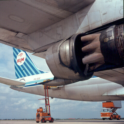 S.9100(0229); Motorgondel en staartstuk van vliegtuig type DC 8:; diapositief