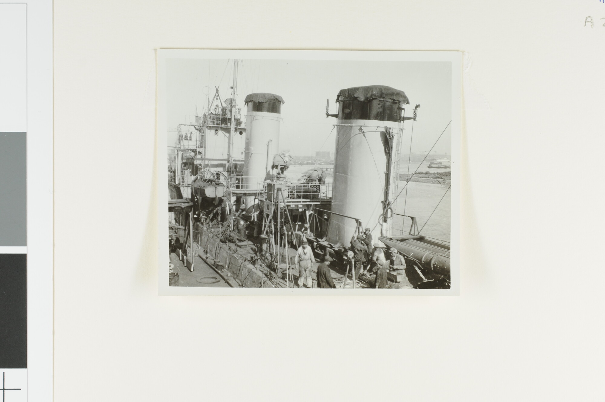 A.2867(01)039; De torpedobootjager Hr.Ms. 'Banckert', tijdens de afbouw bij Burgerhout's Machinefabriek en Scheepswerf te Rotterdam; foto