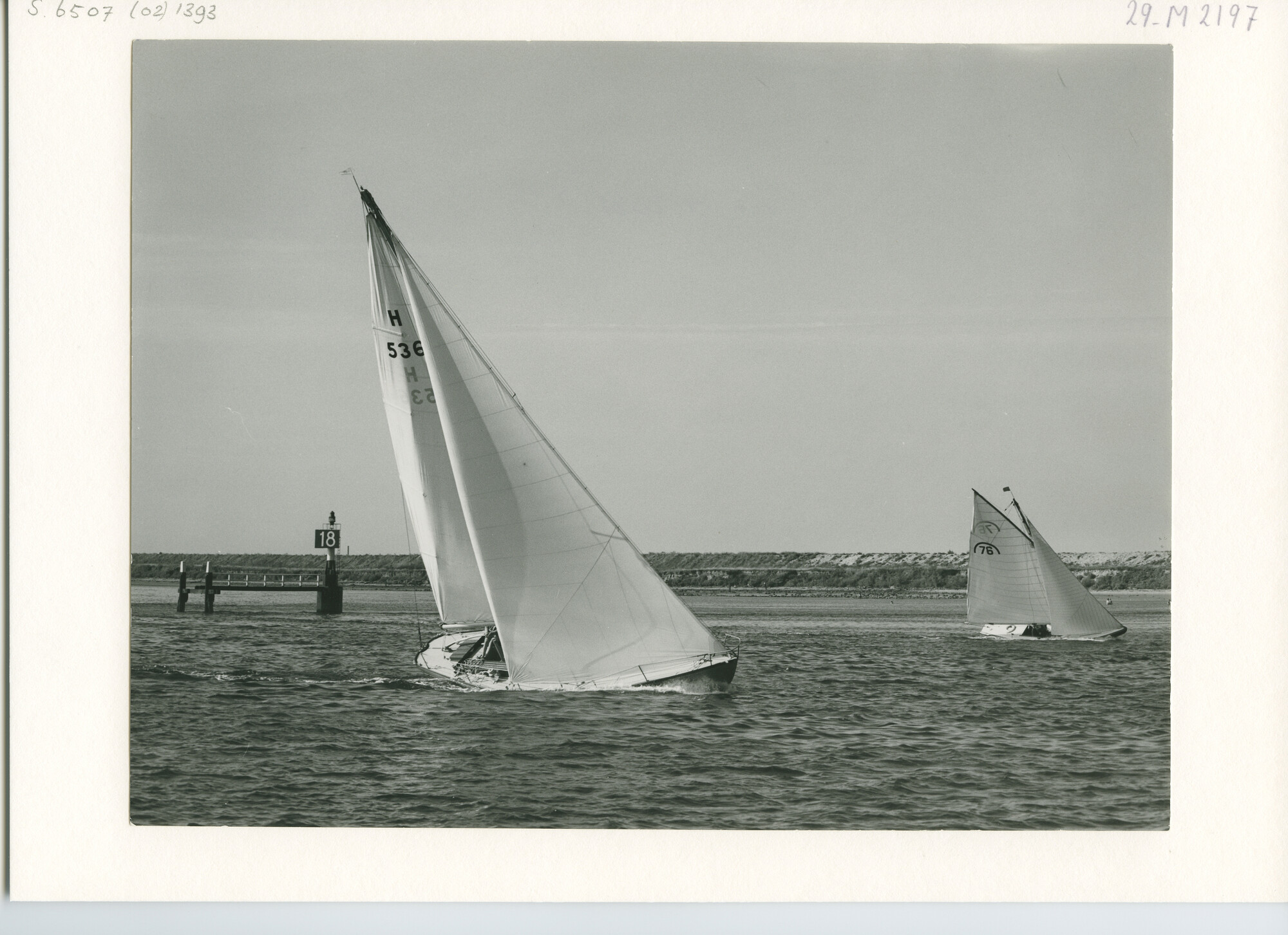 S.6507(02)1393.04; Zwart-wit foto van de torensloep Hestia (H 536) tijdens een wedstrijd van de KZ&RV; foto