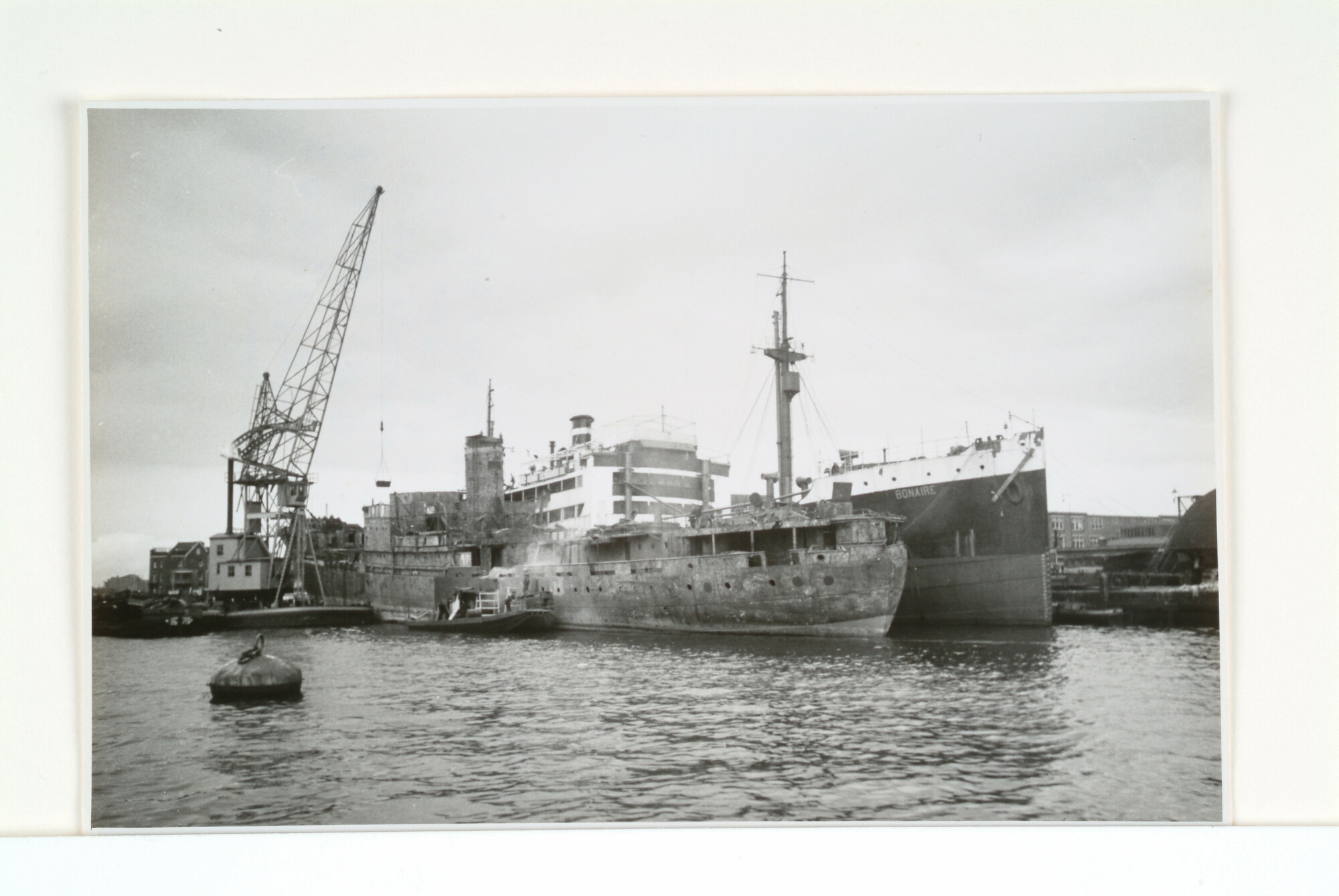 S.6769(31)05; Het wrak van ms. "Midas" van de KNSM, in de Tweede Wereldoorlog omgebouwd als "Sperrbrecher 180" ligt naast het ss. "Bonaire" van de KNSM; foto