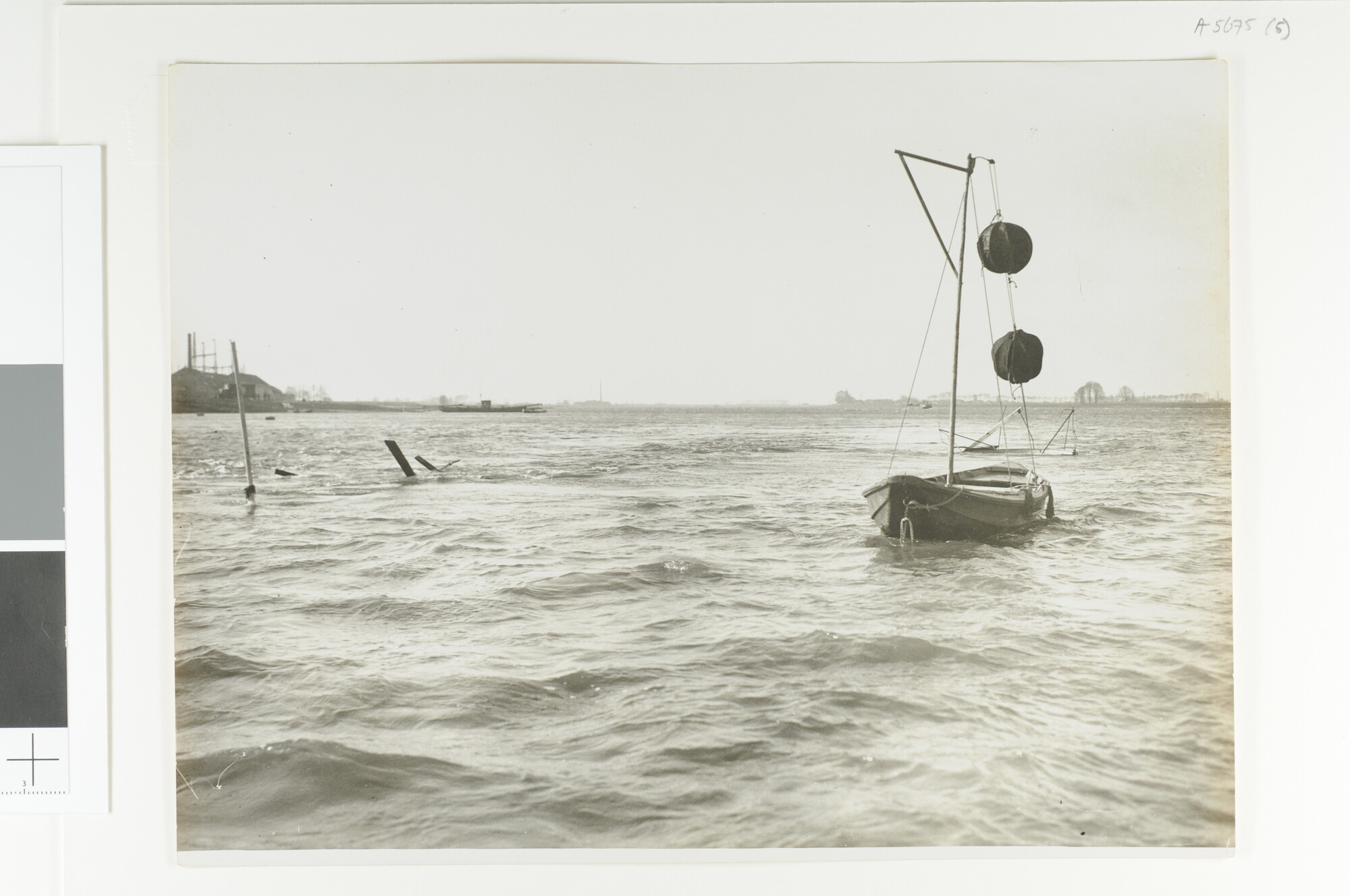 A.5675(05); Scheepsongeval op een grote rivier; foto