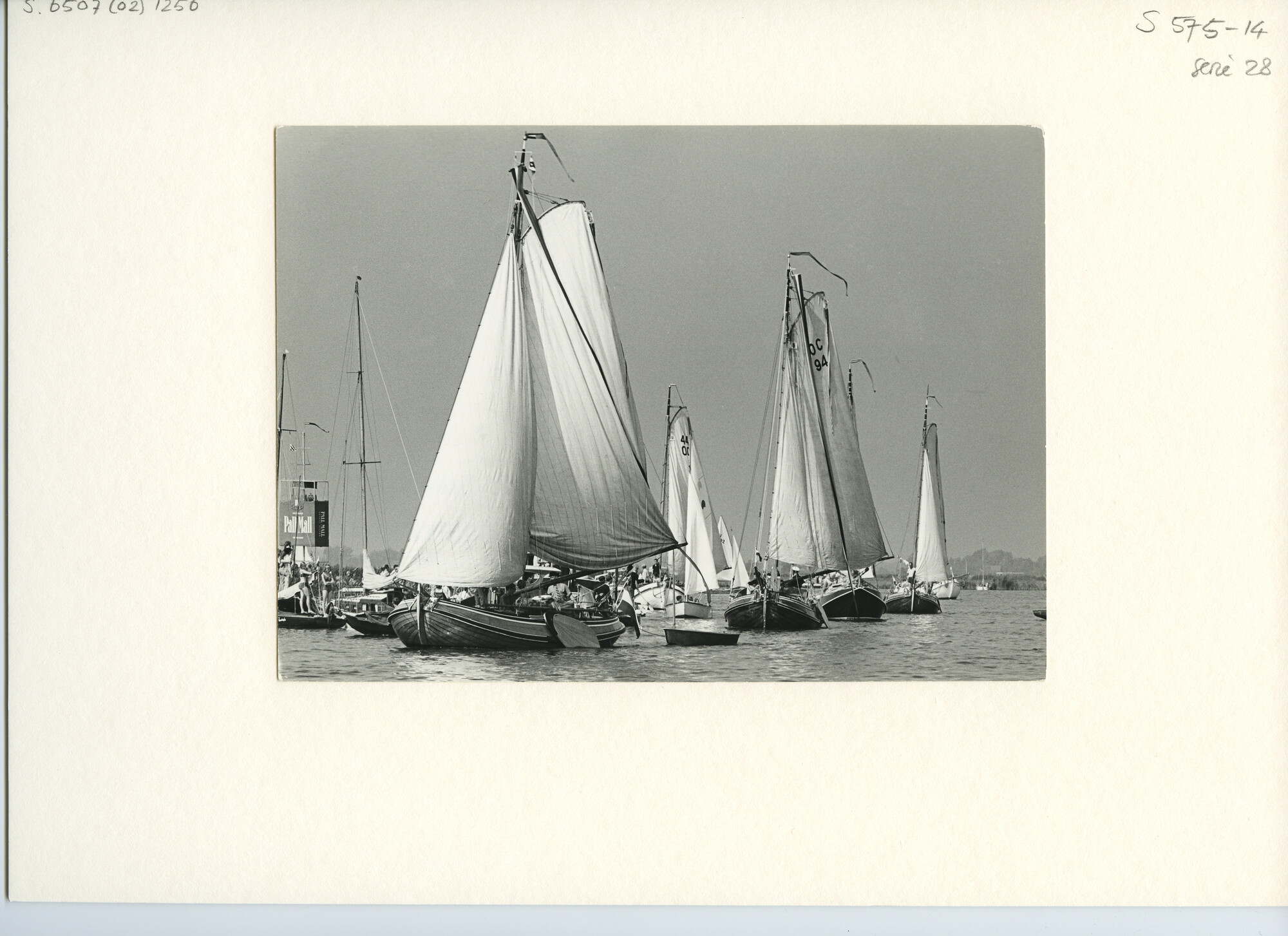 S.6507(02)1256.04; Zwart-wit foto van het admiraalzeilen tijdens de reunie van ronde en platbodemjachten te Sneek; foto