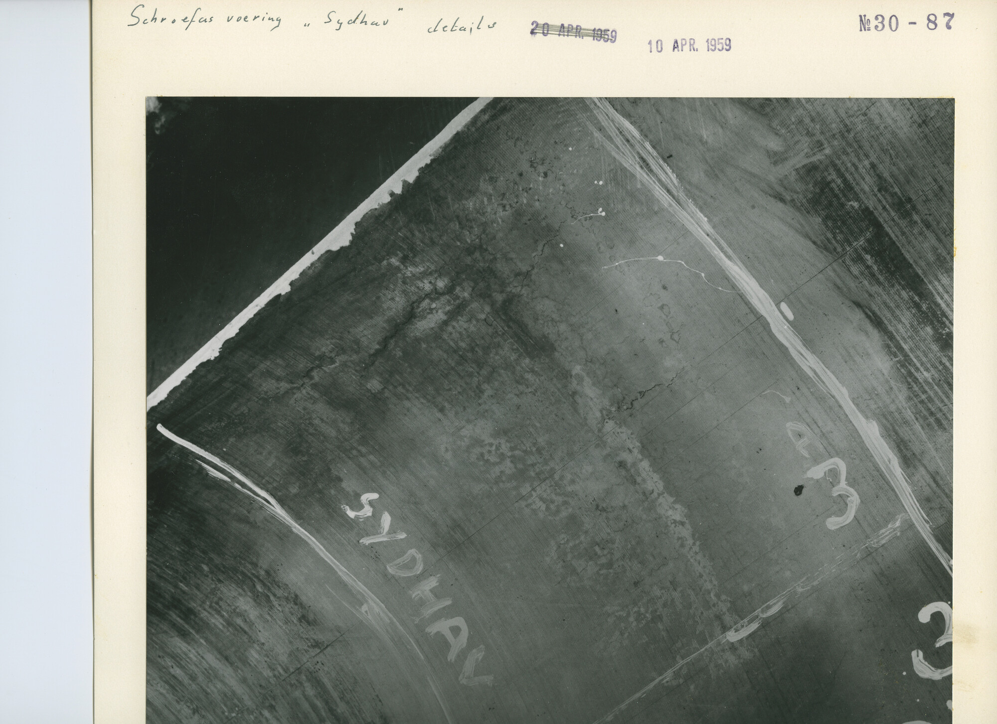 S.5444(3468)3; Foto van schade aan de schroefasvoering van de Sydhav; foto