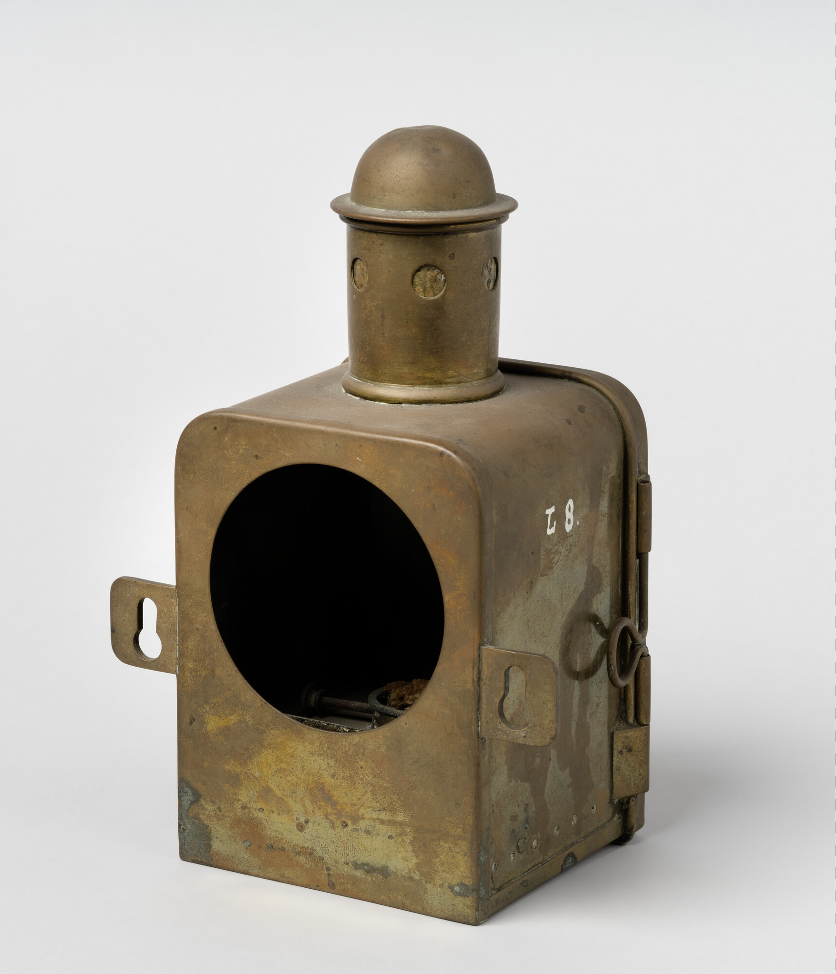 RB.0110(02); Kompaslantaarn, oliebrander met handvat reservoir en brander, in huis aan achterkant brander is deze met een holle spiegel; lantaarn (verlichtingsmiddel)
