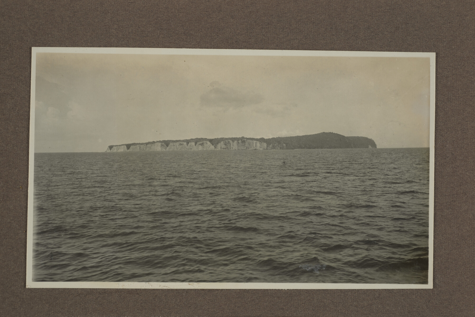 1994.2053; Negen losse bladen uit een album met fotos van de onderzeeboot Hr.Ms. K [...]; fotoreportage