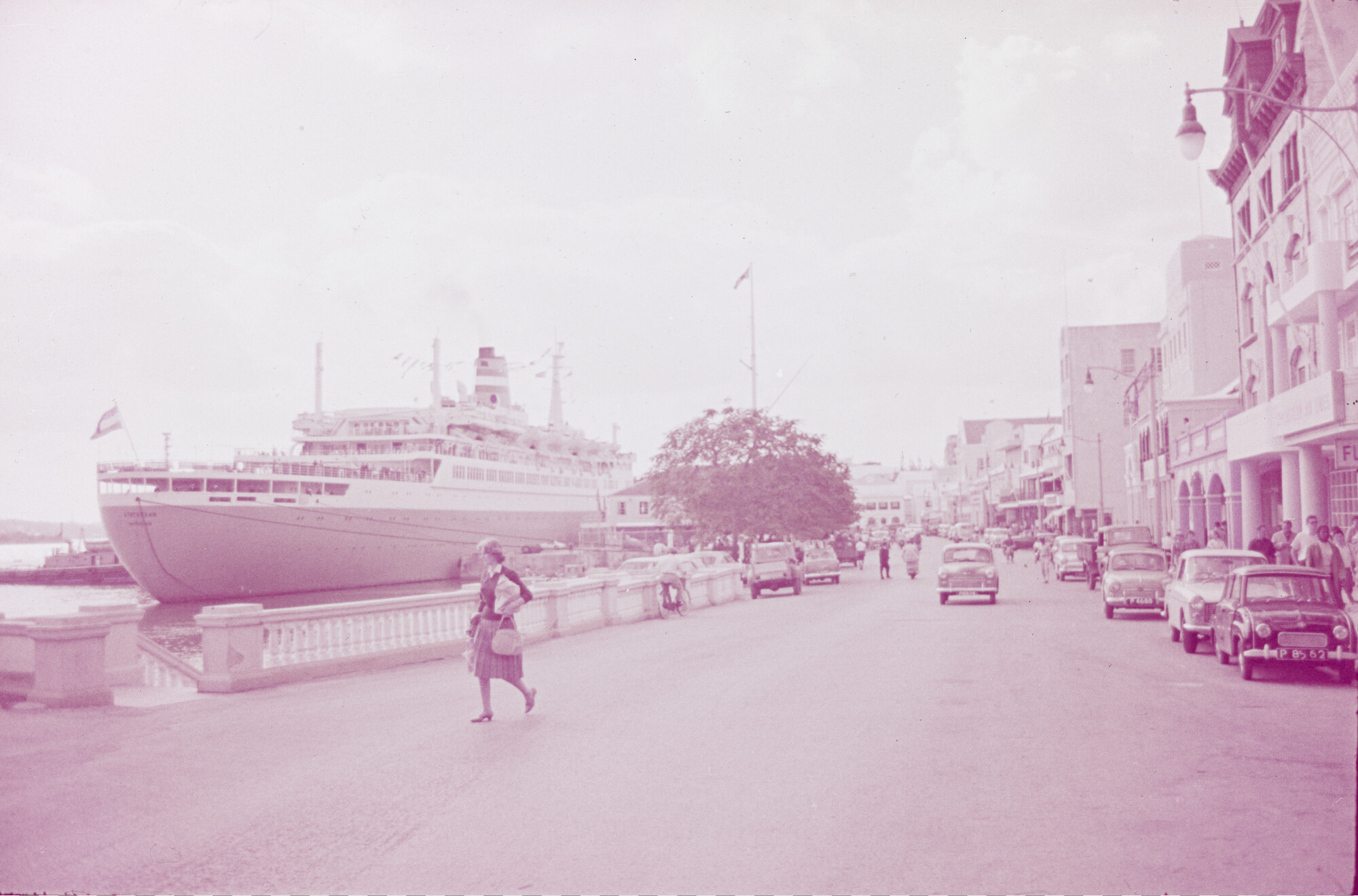 2015.0437; Dia van ms. Statendam in de haven van Bermuda; diapositief