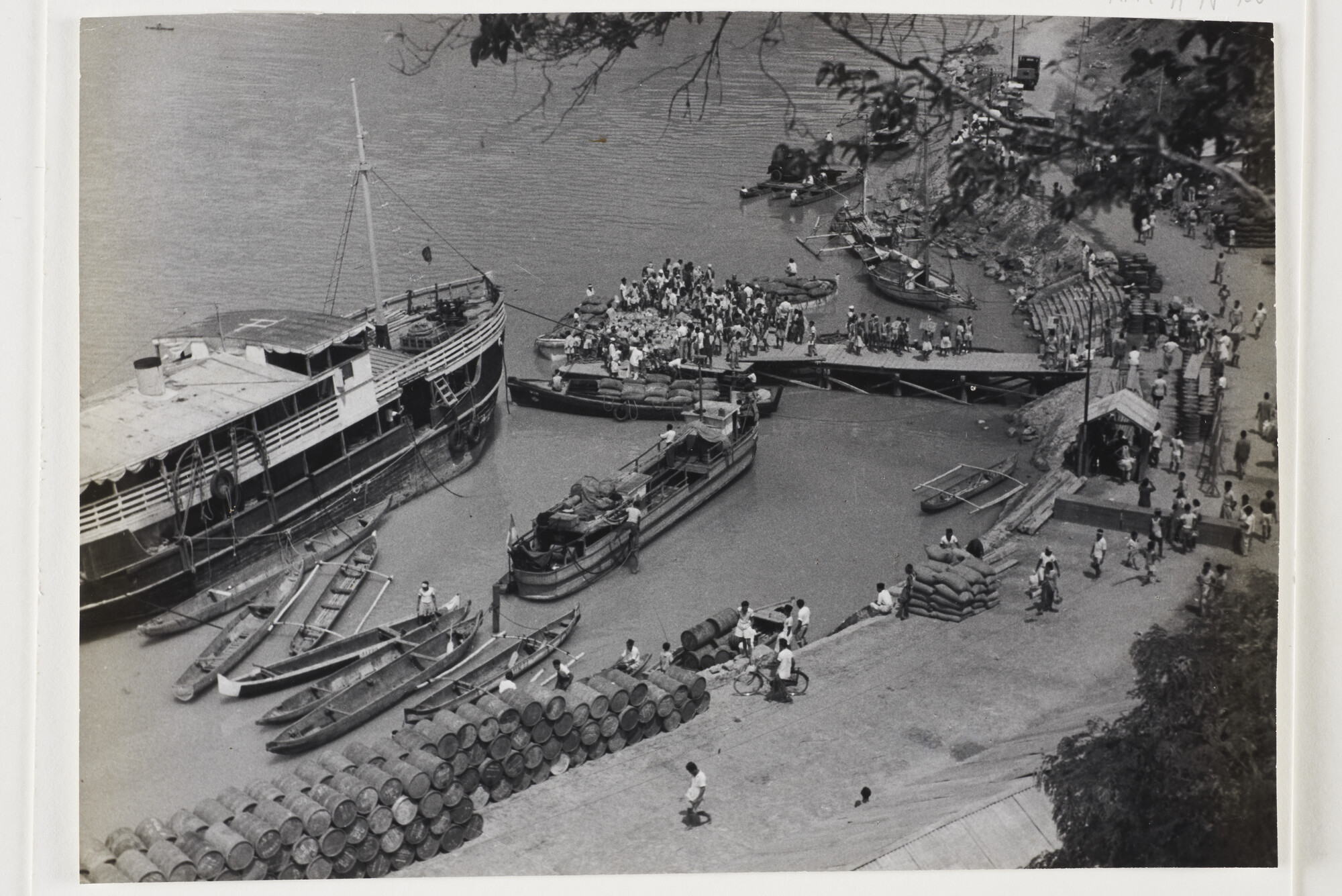 B.0227(0745); Gezicht op de 'Jakop' steiger met op de achtergrond de weg naar Gorontalo, Noord Celebes (Sulawesi); foto