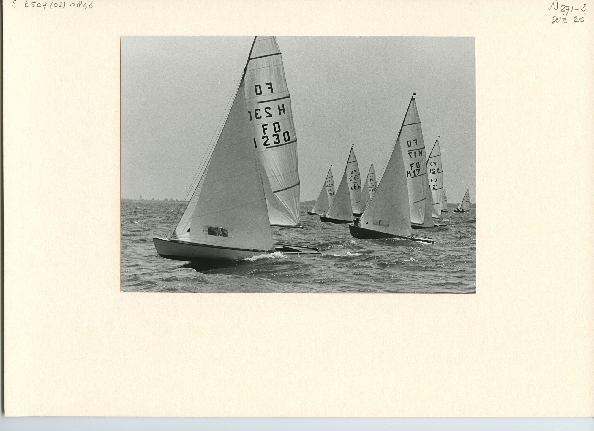 S.6507(02)0846.04; Zwart-wit foto van de FD-klasse op het IJsselmeer voor Medemblik tijdens een wedstrijd van KZ&RV 'Hollandia'; foto