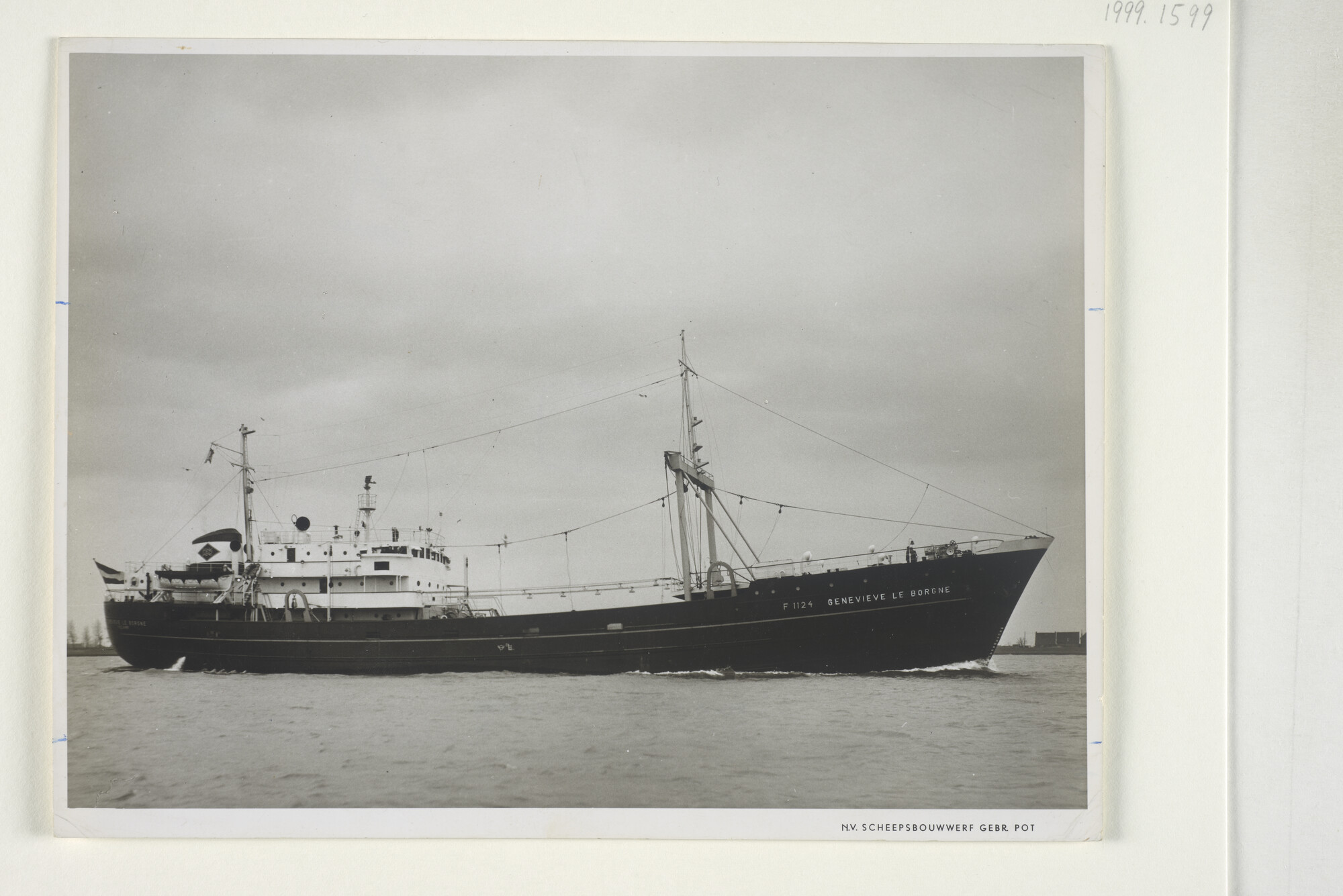 1999.1599; De Franse motortrawler Genevieve le Borgne (F 1124) uit Fécamp [...]; foto