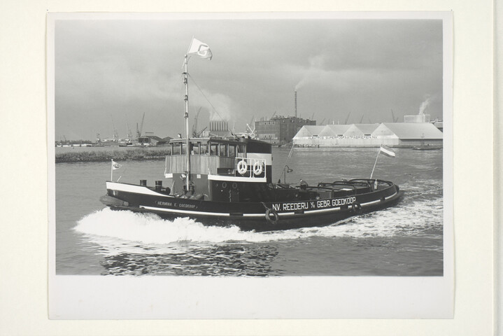 S.5219(12)0219; Foto's van de havensleepboot Hermina E. Goedkoop; fotoreportage