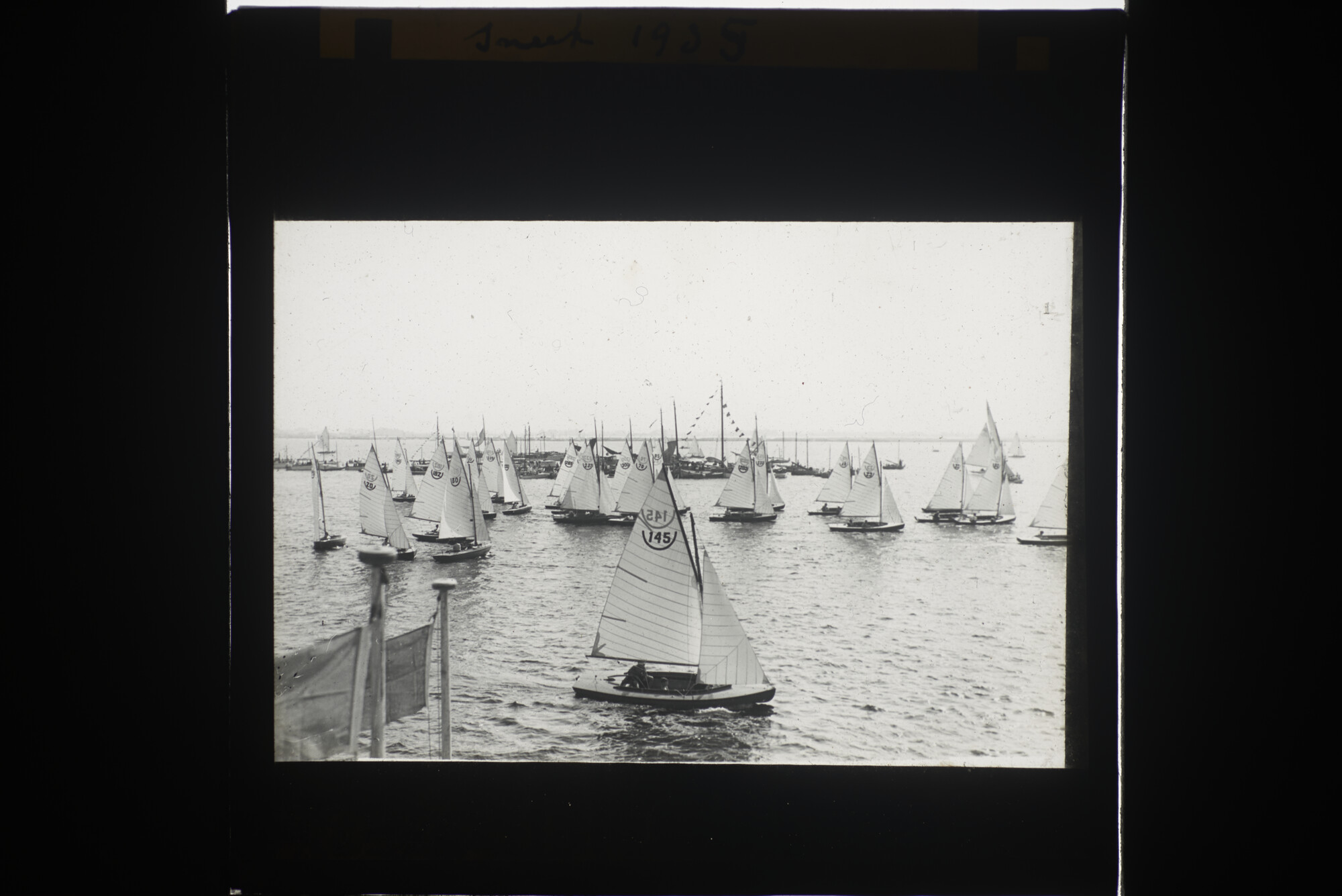 2014.0606; Vijftig lantaarnplaatjes met afbeeldingen van de Nederlandse watersport 1900-1935; lantaarnplaatje