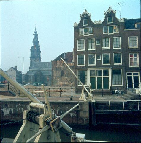 S.9100(4335); Stadsgezicht in Amsterdam Zuiderkerk. Dia van deel Zuiderkerk; diapositief