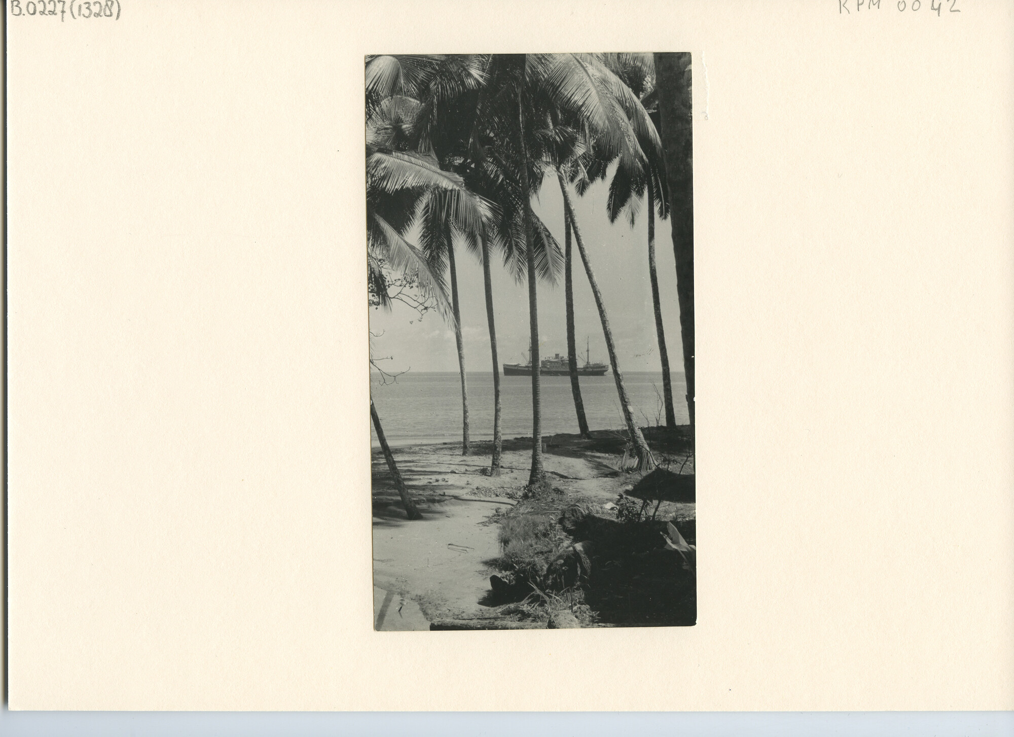 B.0227(1328); Kreekje met doorkijkje naar de rede van Goenoeng Sitoli (oostkust Nias); foto